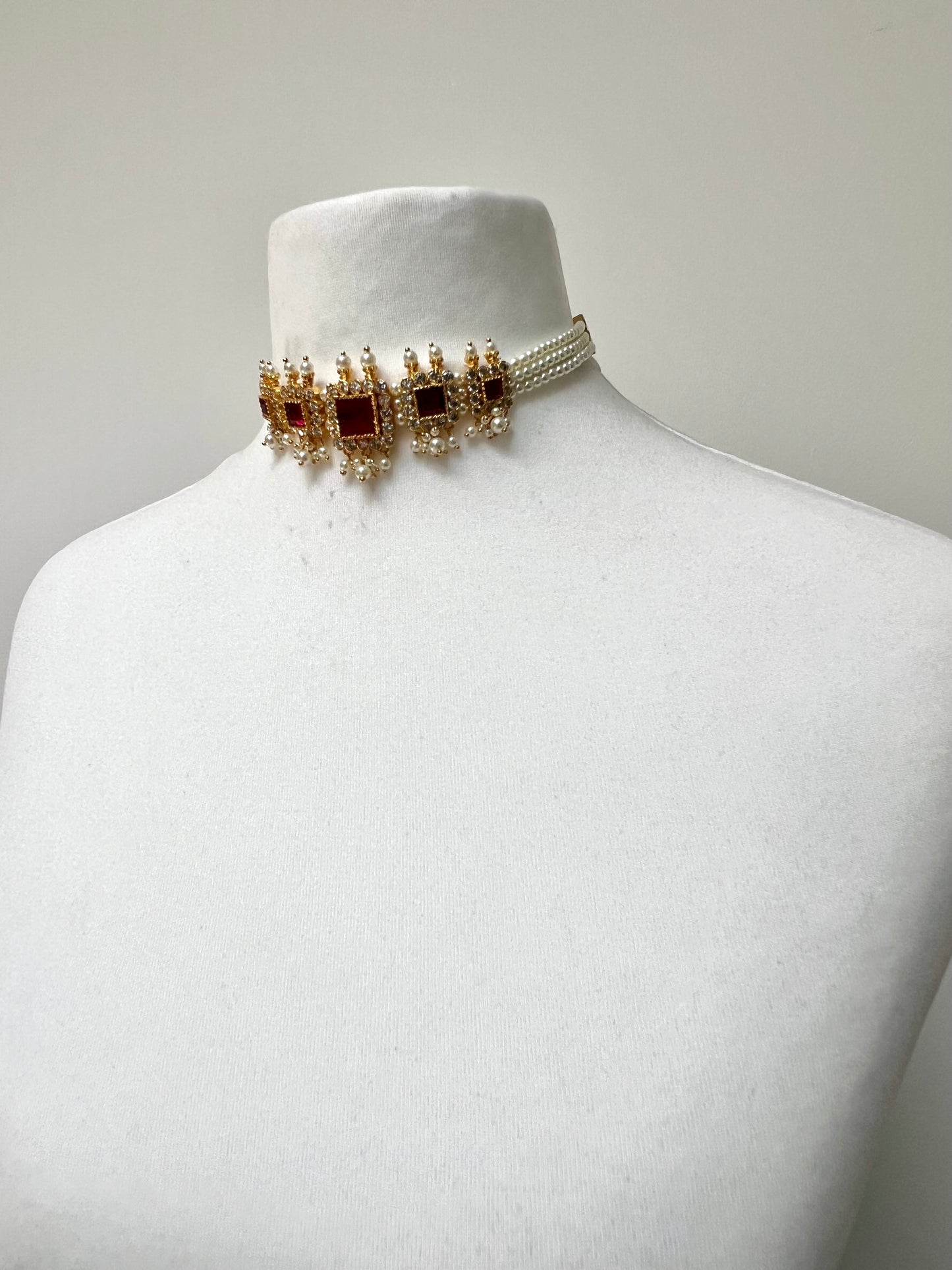 PARVATI - Pearl choker in ruby and white with matching earrings N3305