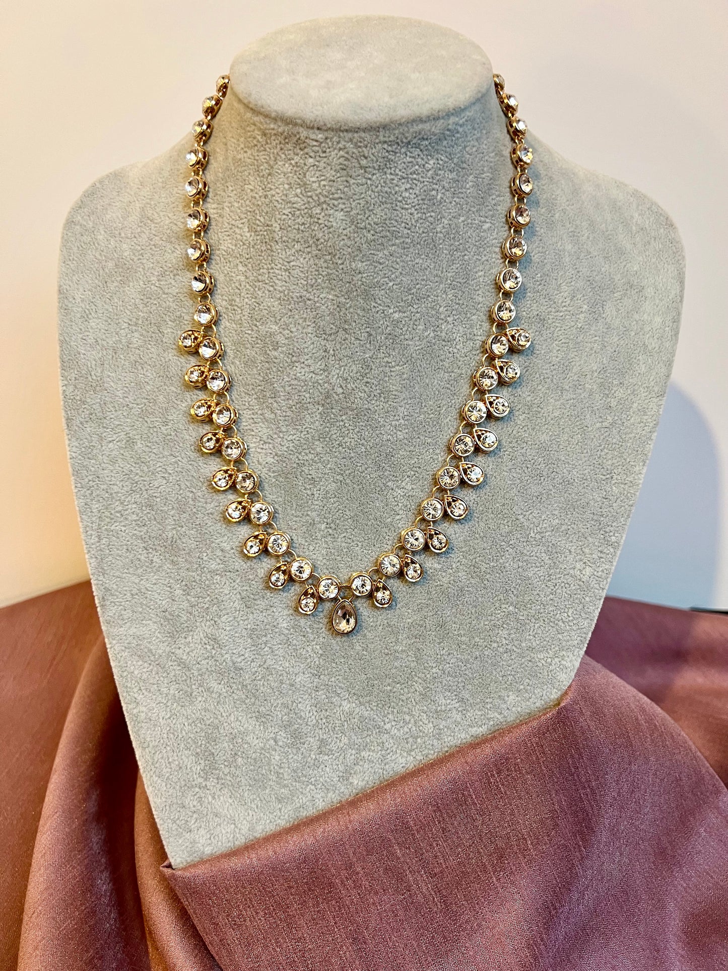 HASILI - Simple lightweight golden large white stoned necklace N3243