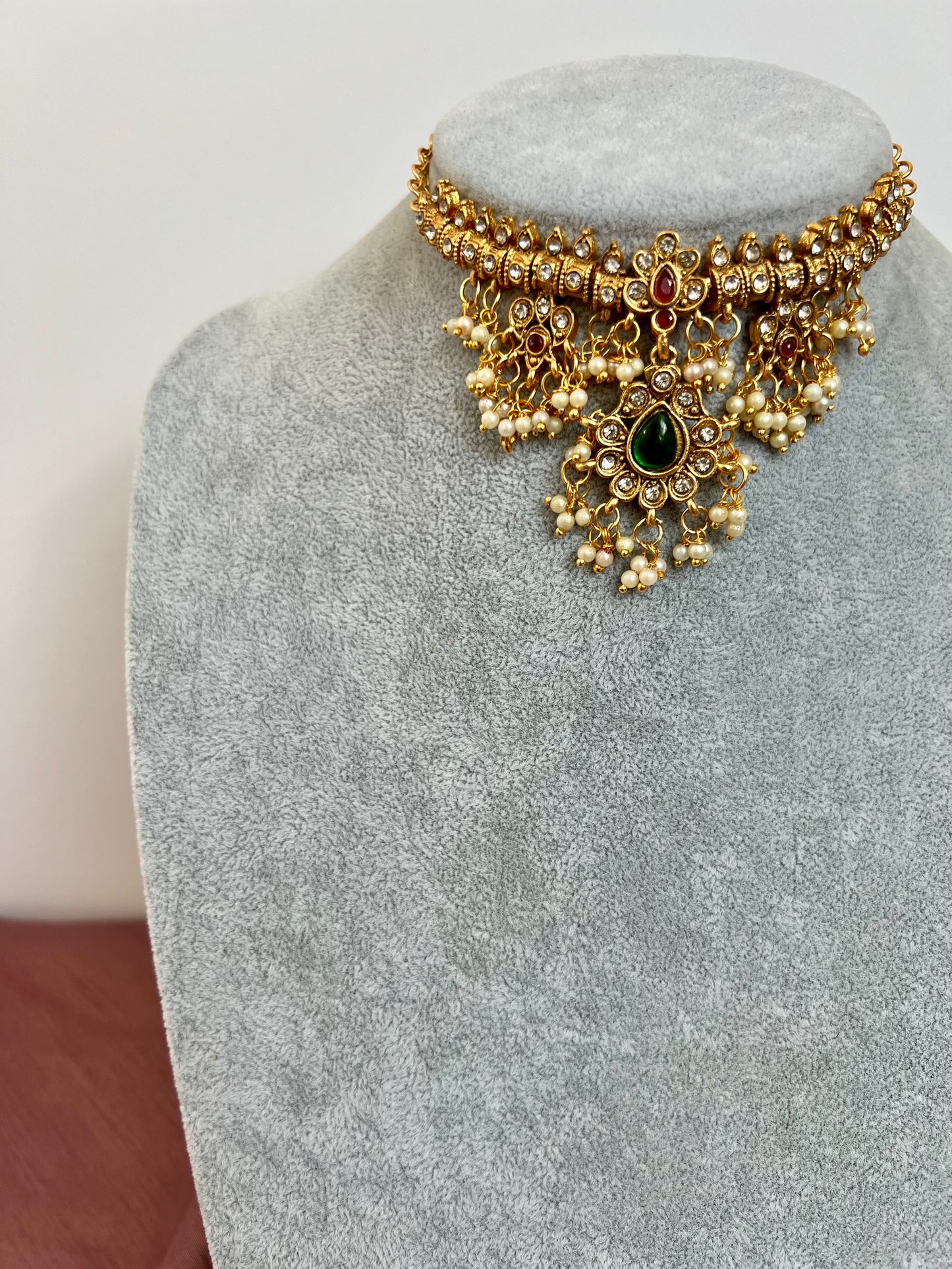 ARUVI - Guttapusalu small choker necklace in rubygreen stones with matching earrings N3081