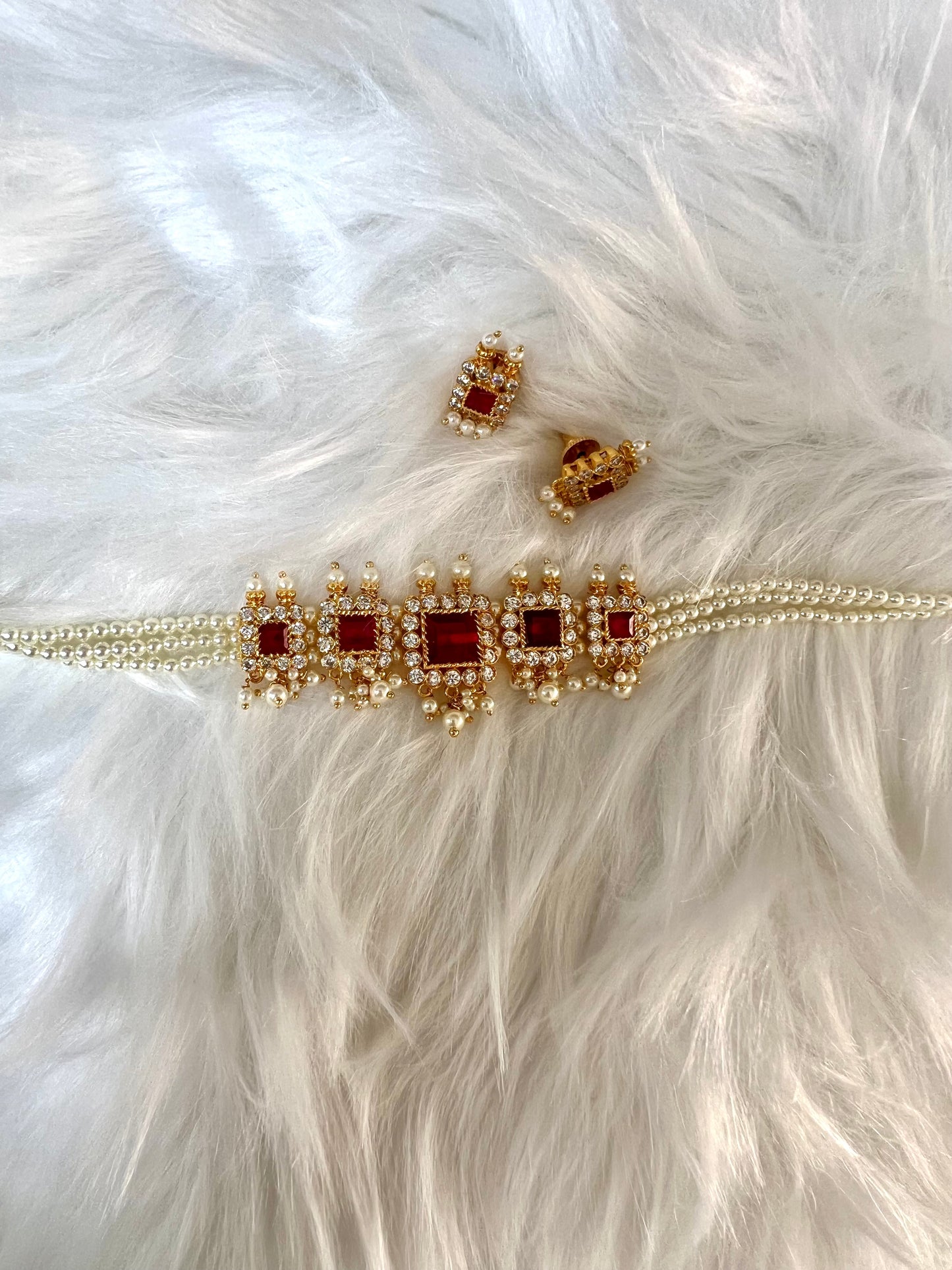 PARVATI - Pearl choker in ruby and white with matching earrings N3305