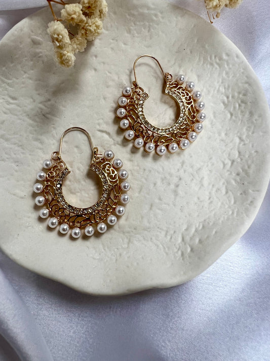 Round golden earrings with pearls E3055