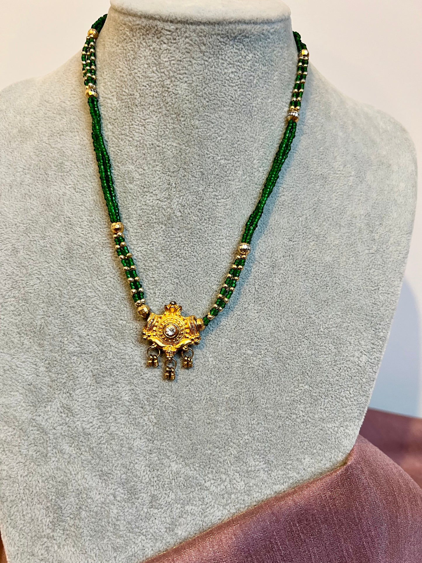 GABISA - Short chain green necklace with a golden pendant N3241