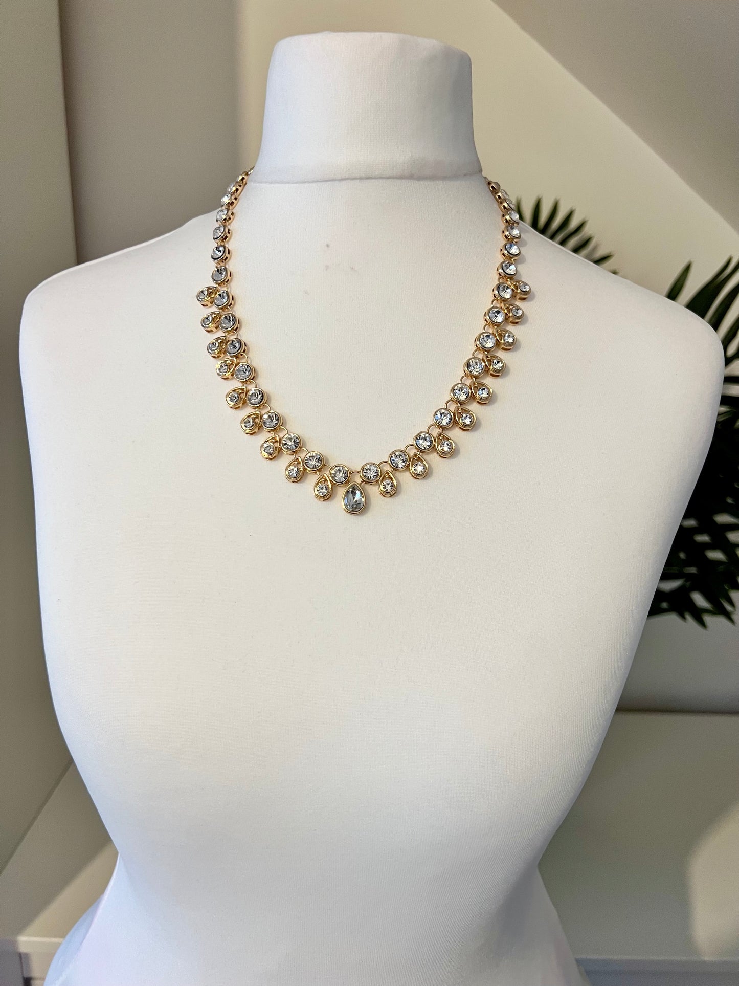 HASILI - Simple lightweight golden large white stoned necklace N3243