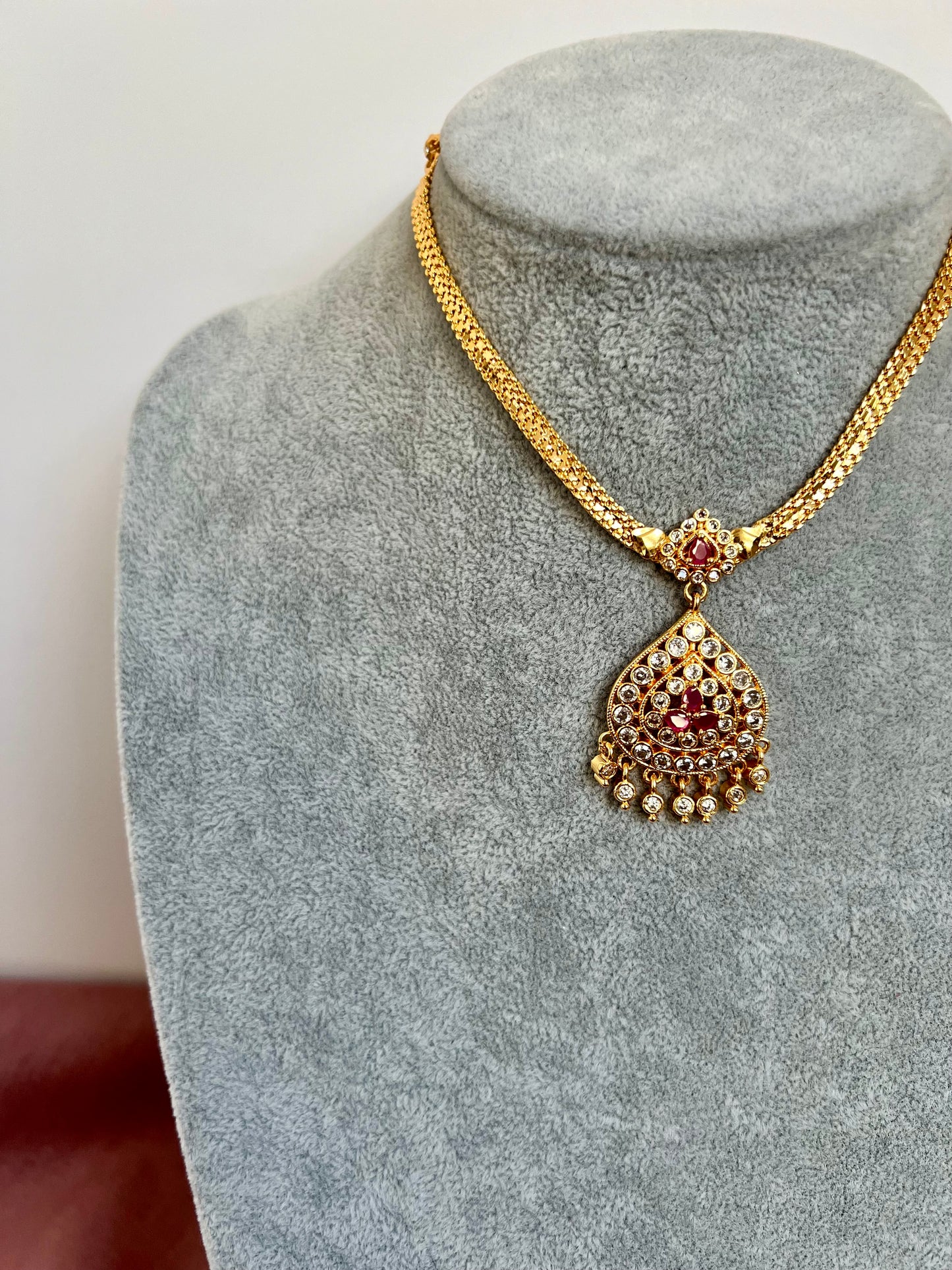 THILAGA - Short ruby white stoned attigai necklace N3146