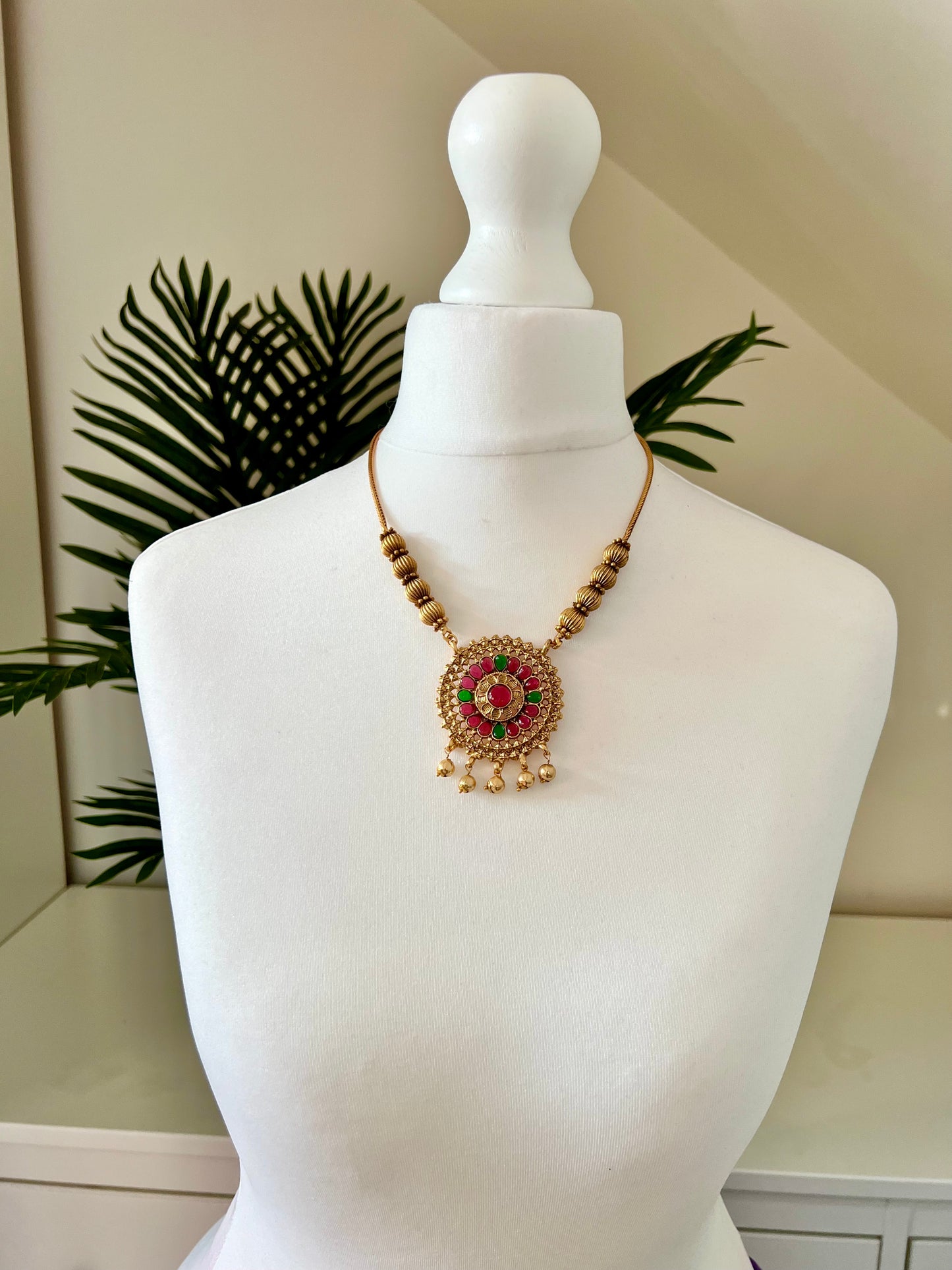 KABI - Short golden rubygreen round pendant necklace set with matching earrings N3005