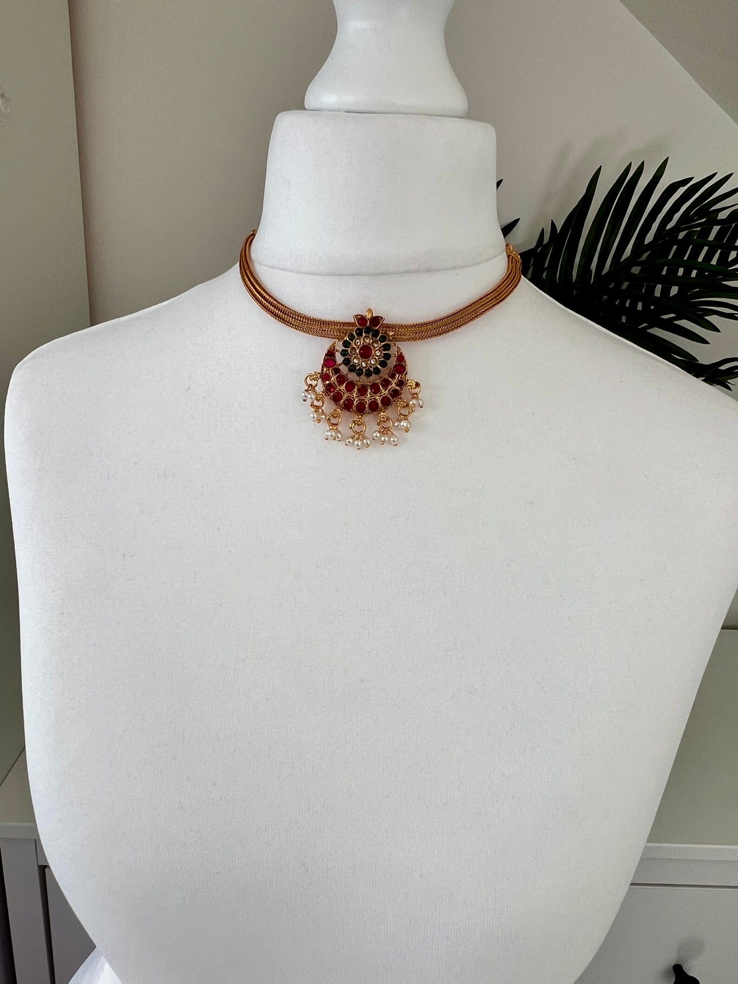 NILAA - Golden moon choker in rubygreen with small pearls and earrings N3109