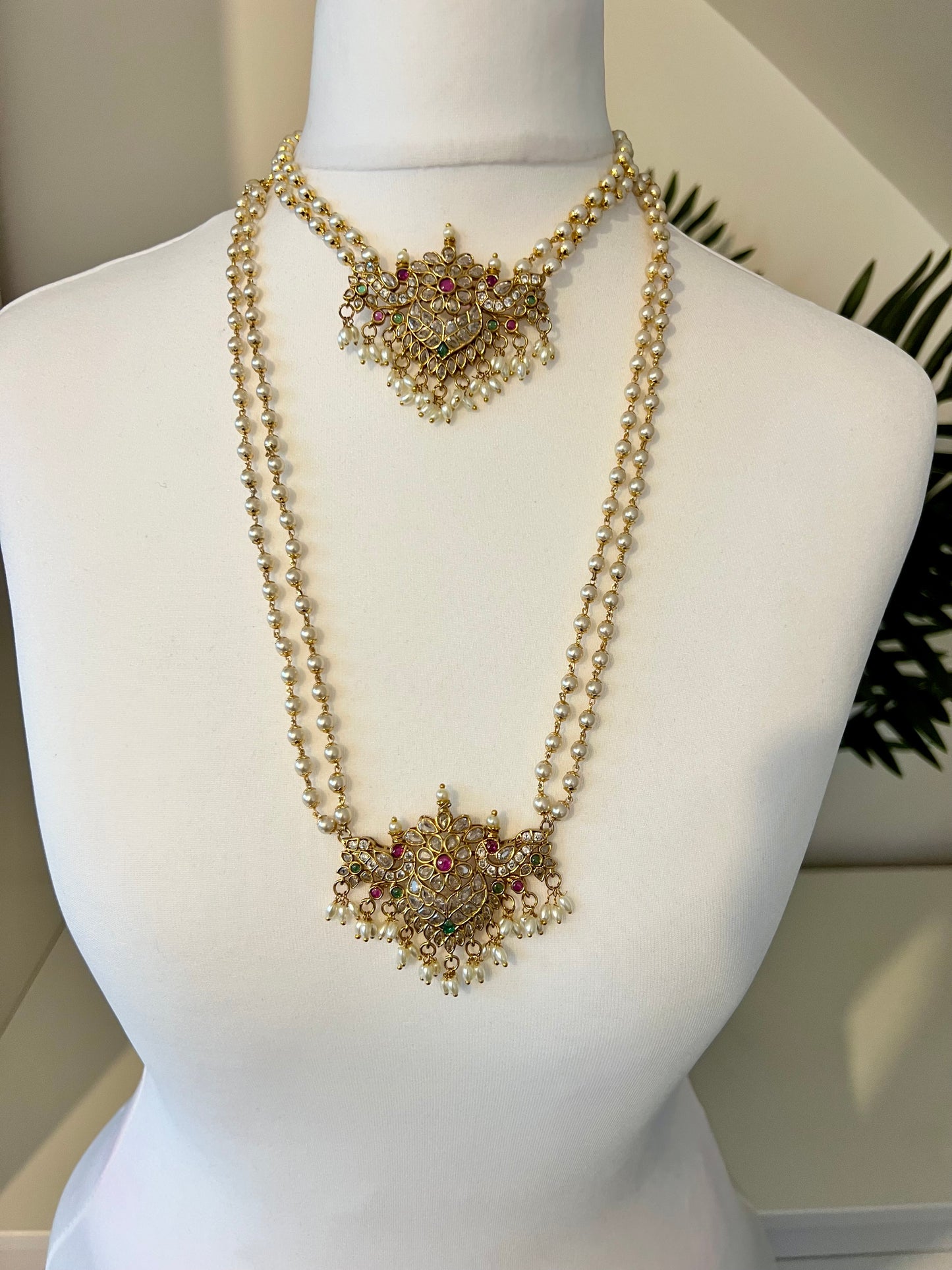 BIRUNTHA - Long and short pearl necklace in rubygreen with matching earrings N3176