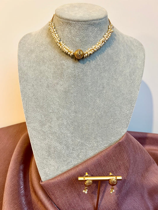 VINOTHA - Small pearl golden choker with small stud earrings N3192