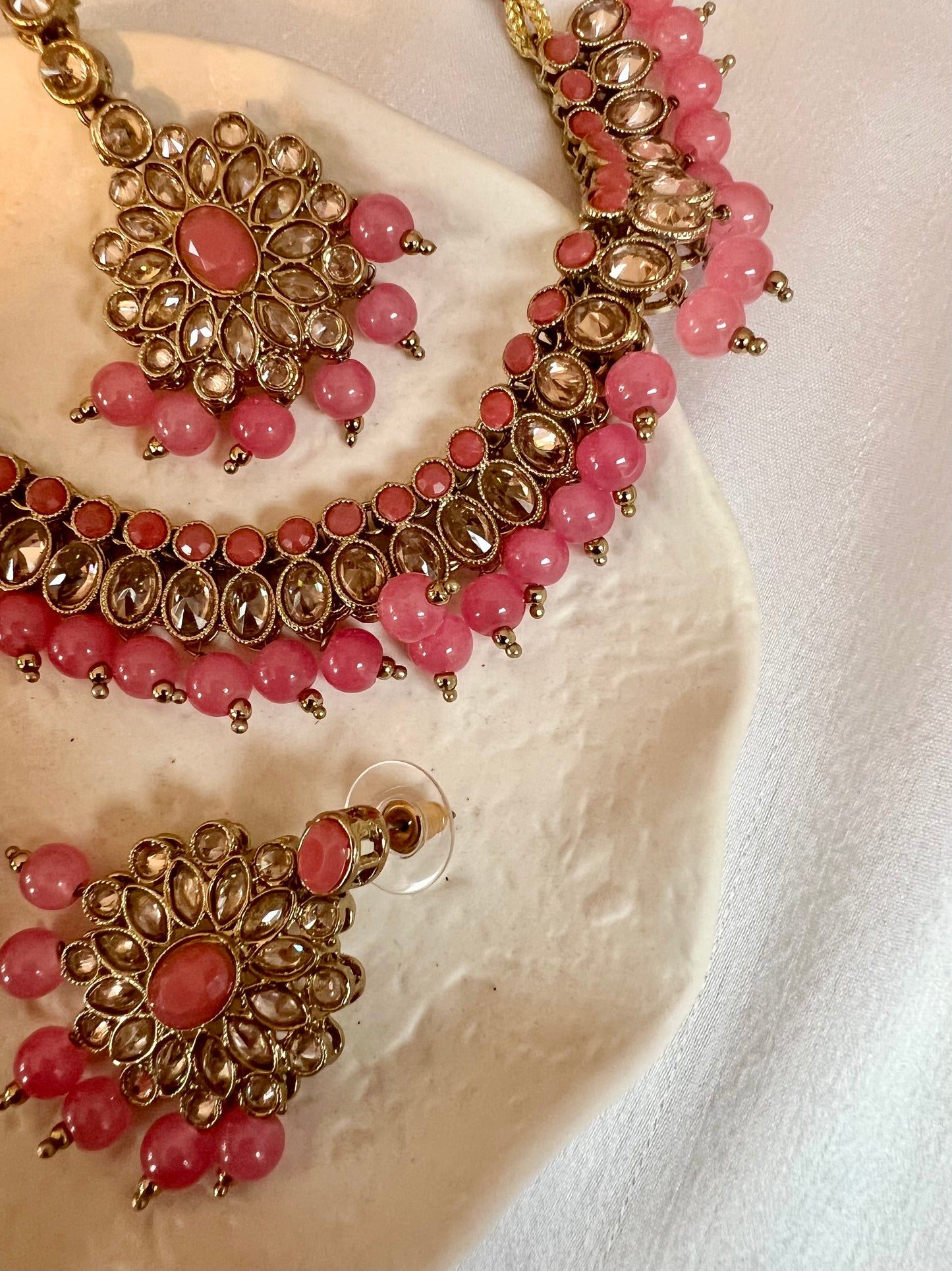 RAKSHITHA - Pink short mehndi plated necklace with matching earrings N3178