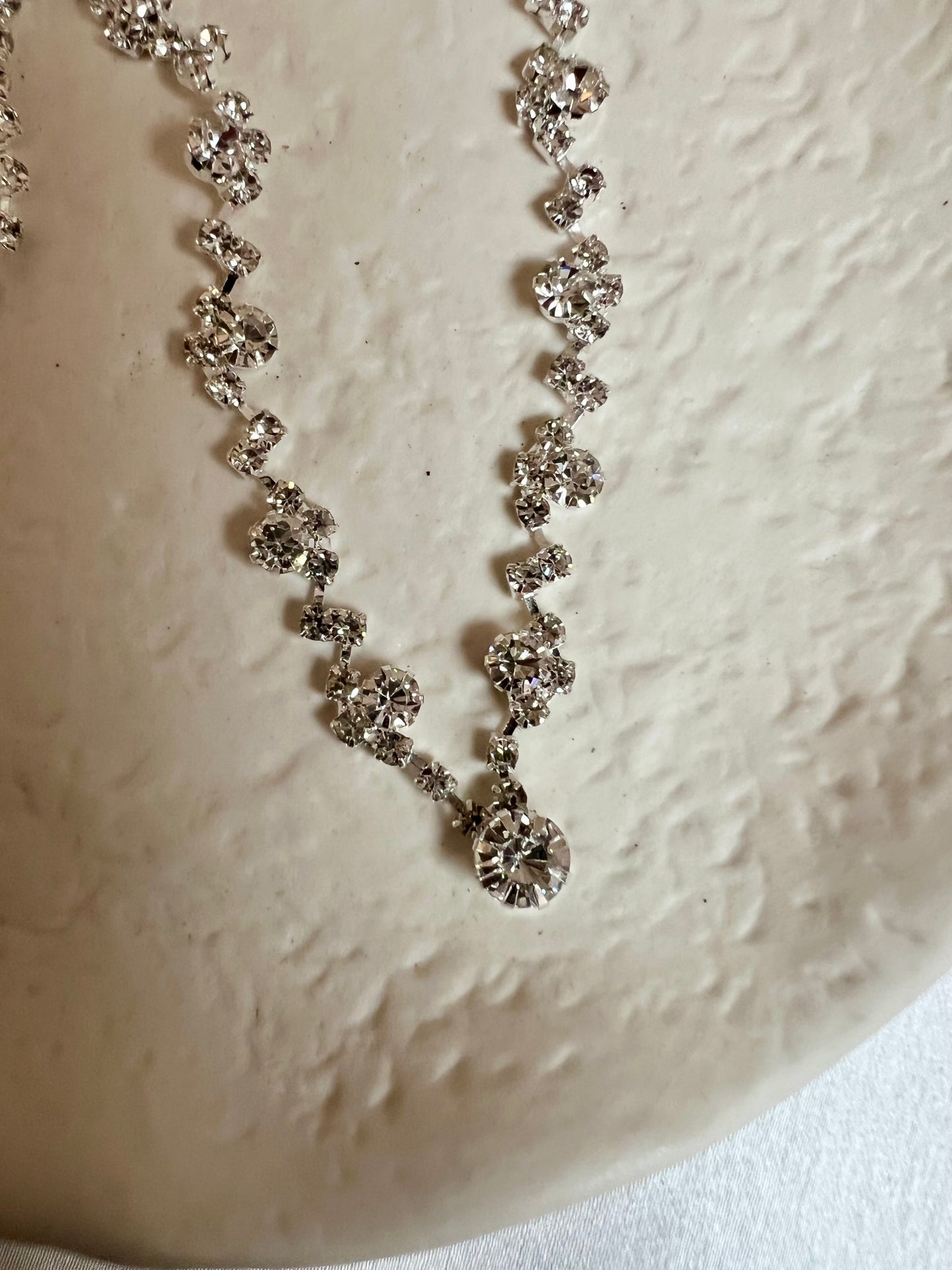 ANANYA - Simple short silver sparkly necklace N3227