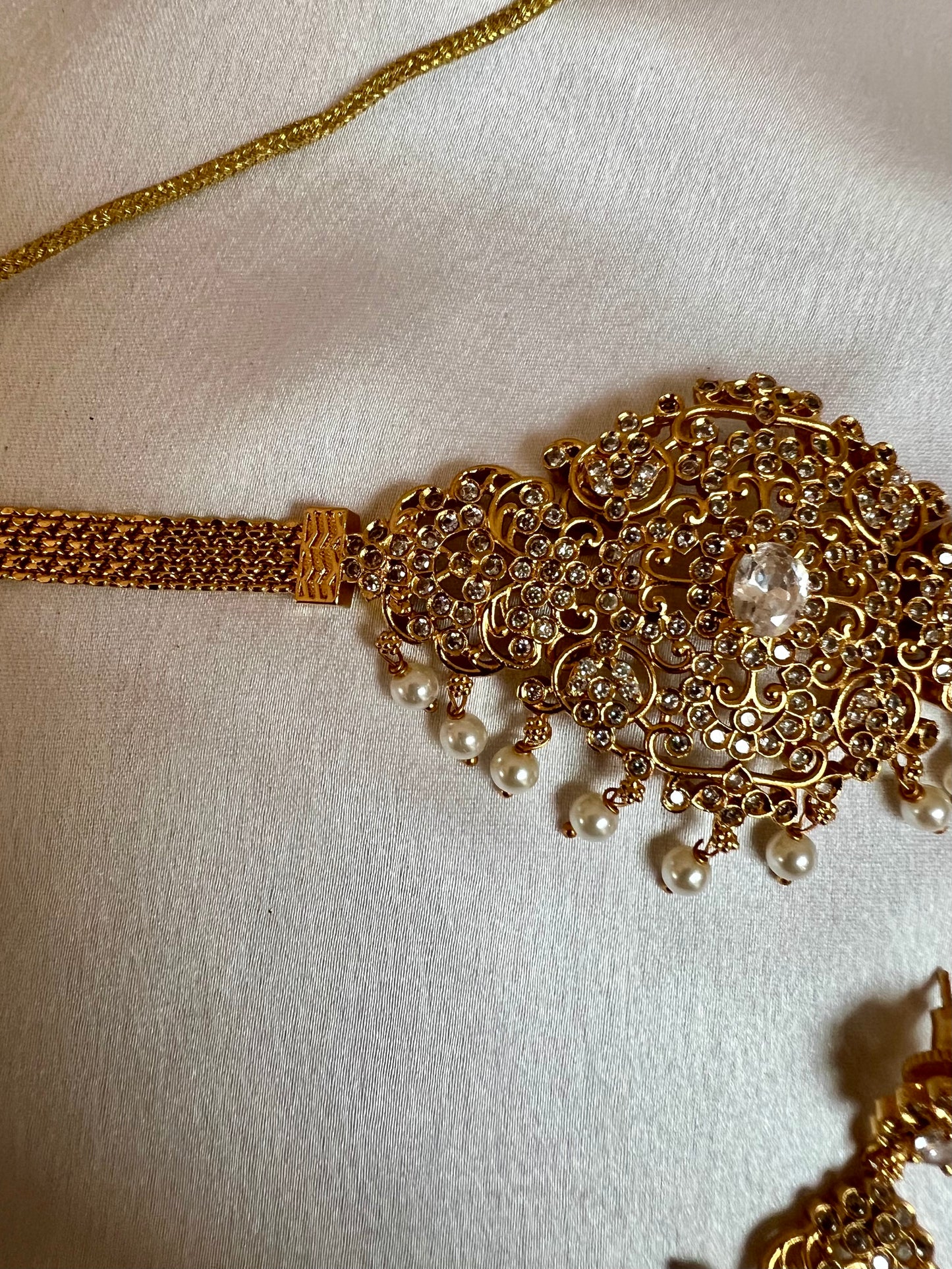 BANUVI - White stoned golden choker with flat earrings N3182