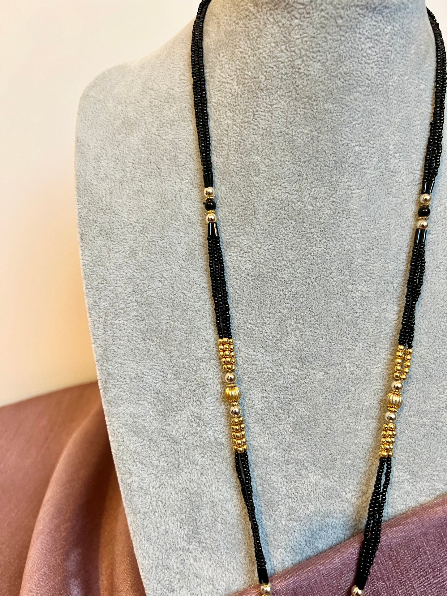 AMBIGA - Long black beaded chain with a golden pendant N3239