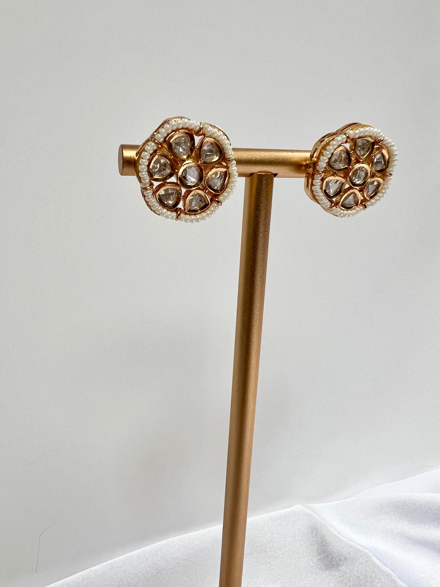 Round stud earrings with beads and stones E3031