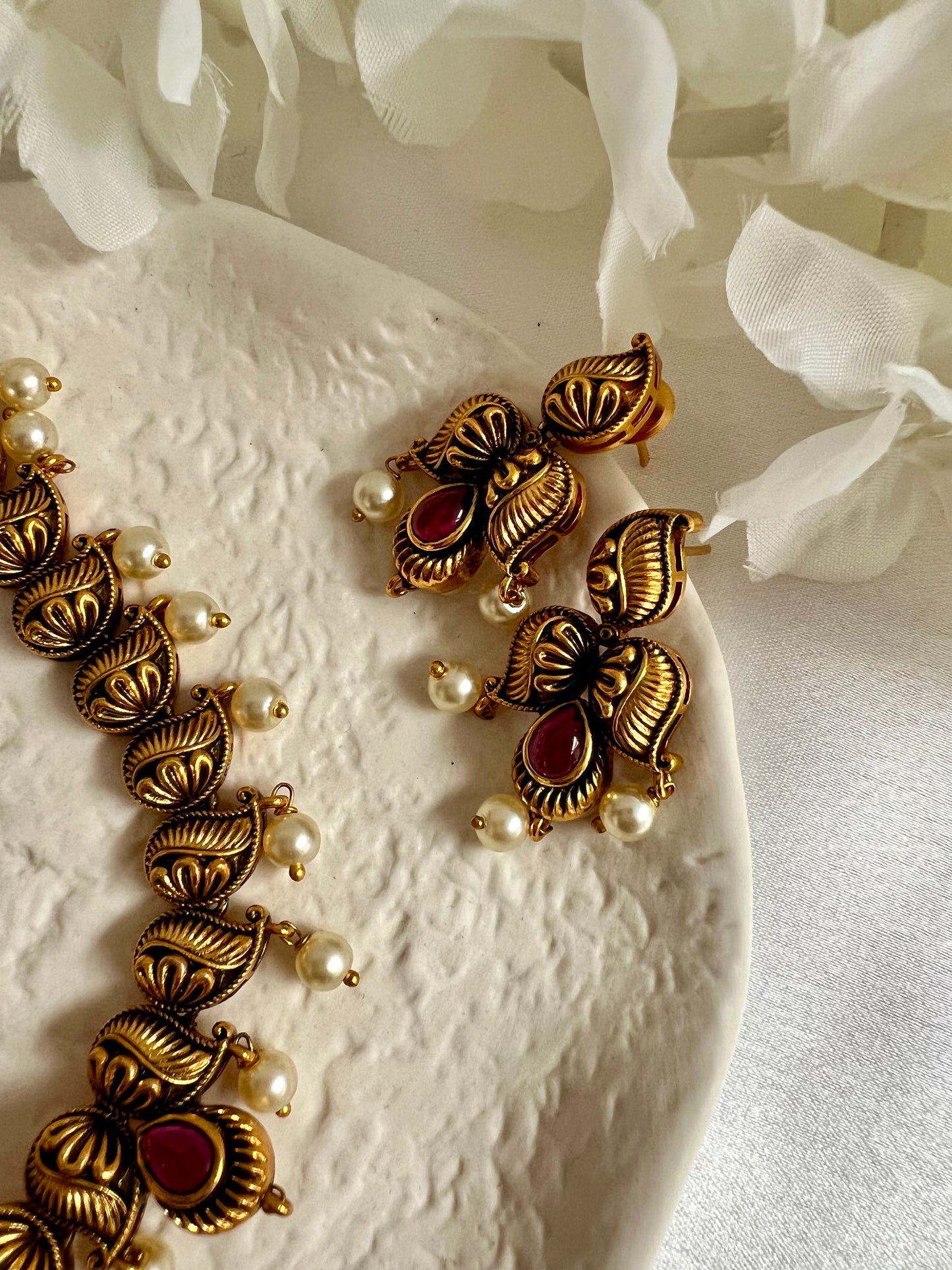 SABI - Antique moti mango shell ruby gold plated short necklace with small earrings N3044