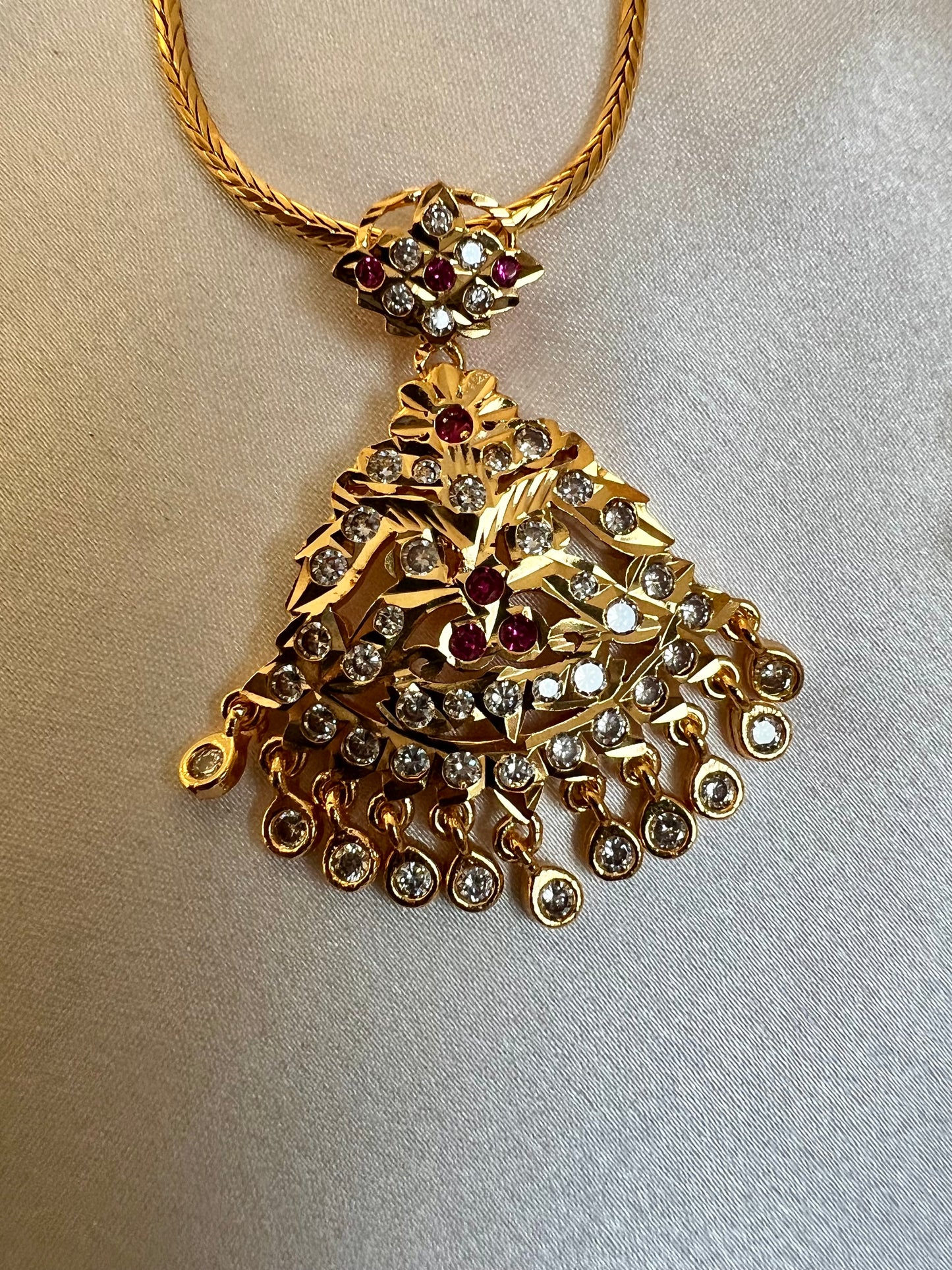 SHARMI -Short kodi impon necklace with ruby and white stones N3156