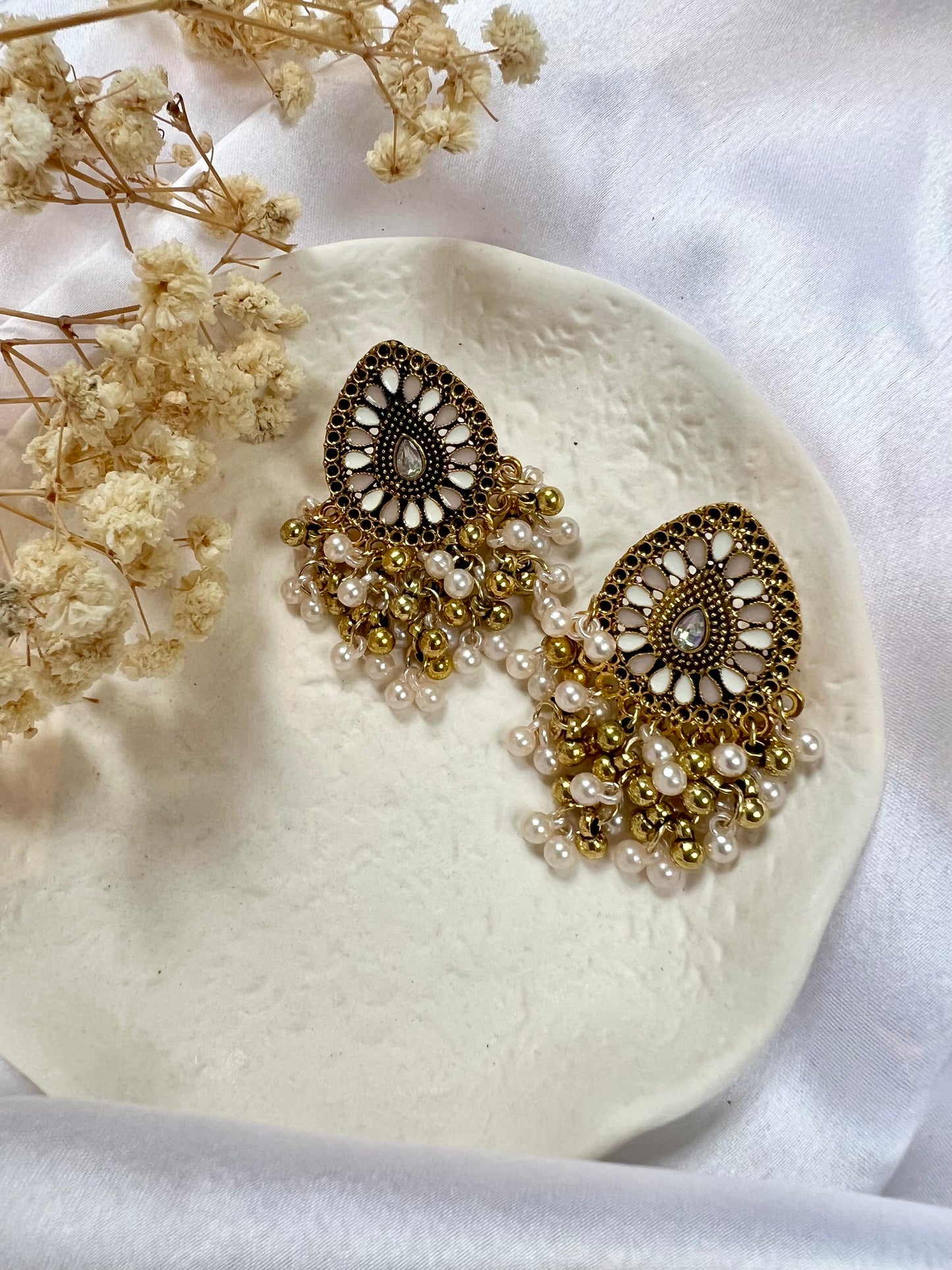 Golden flat painted earrings in white with pearls E3045