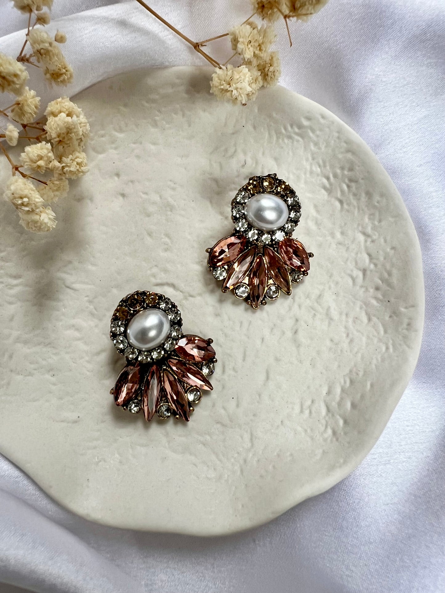 Short antique gold white, champagne and baby pink stoned earrings E3073