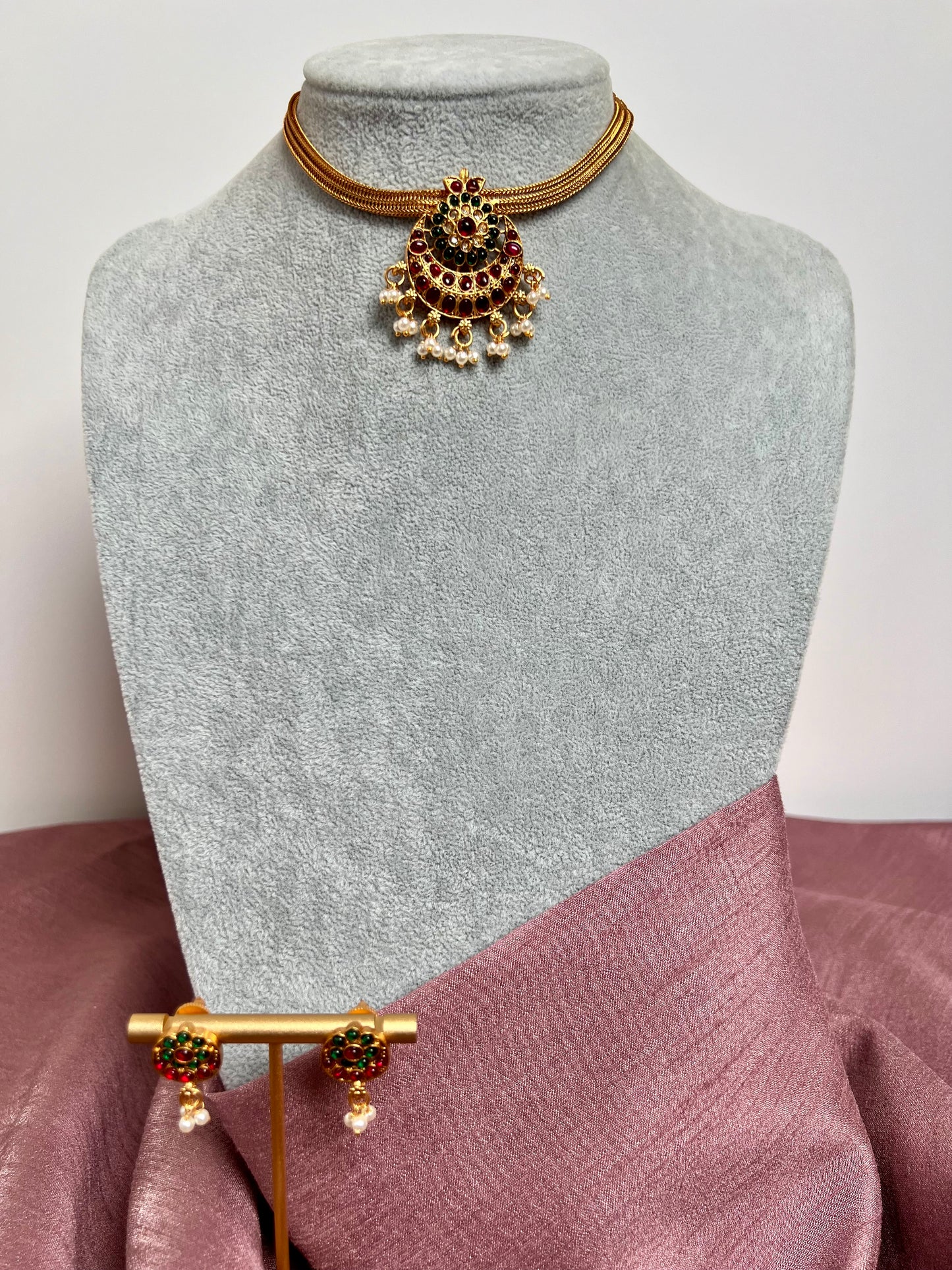 NILAA - Golden moon choker in rubygreen with small pearls and earrings N3109