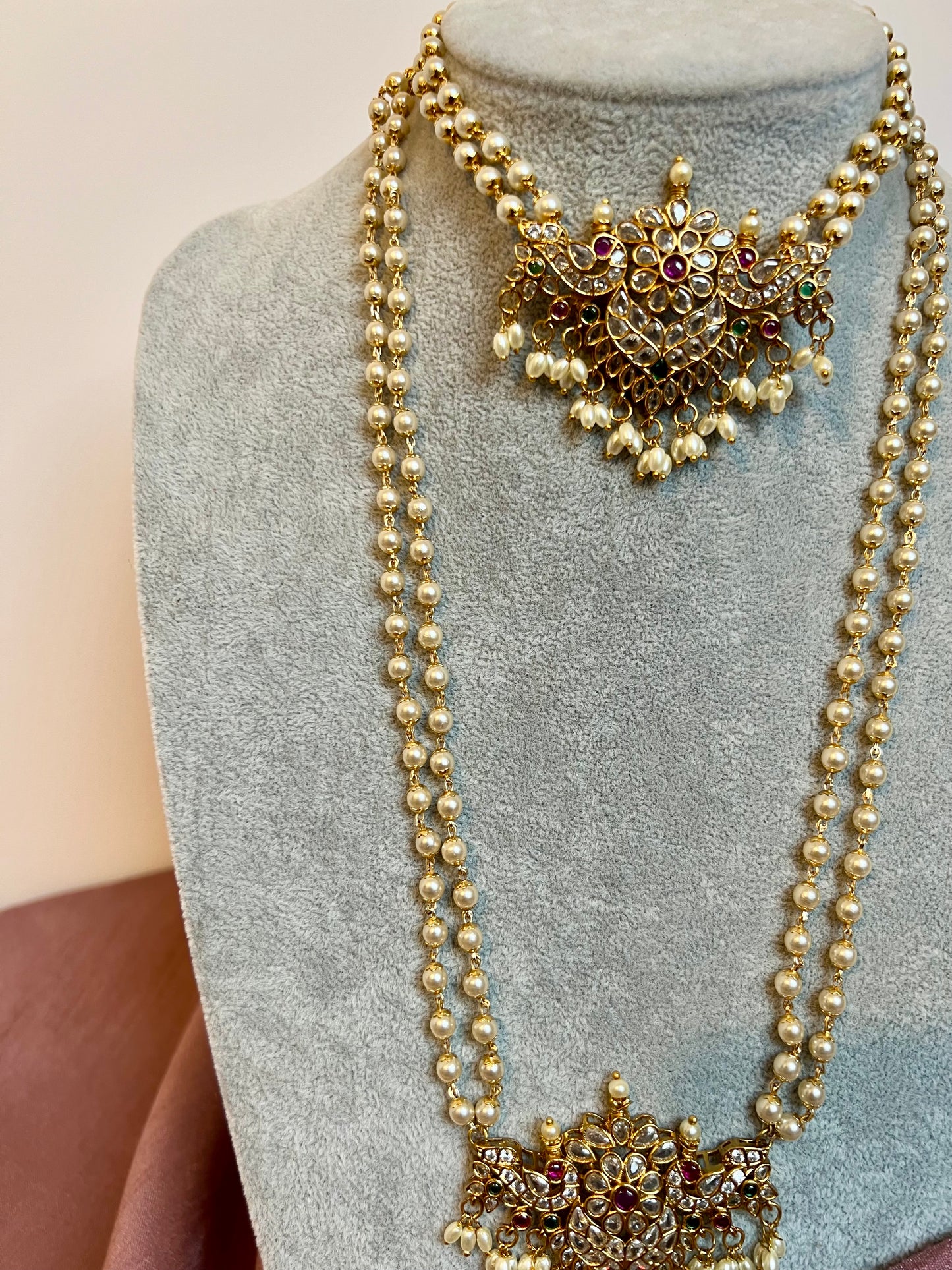 BIRUNTHA - Long and short pearl necklace in rubygreen with matching earrings N3176