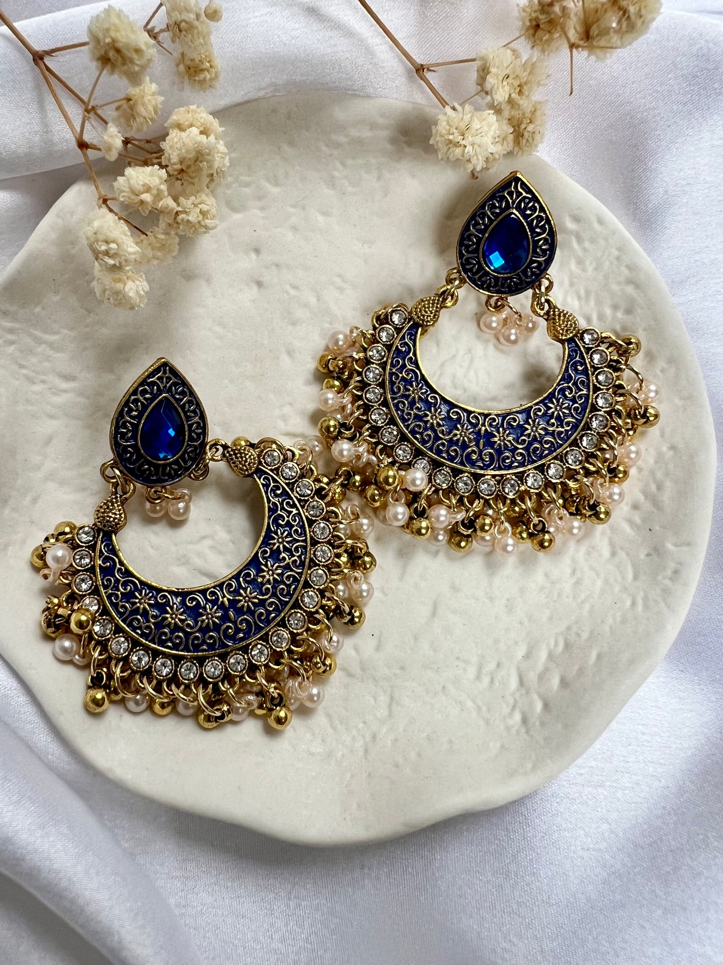 Flat lage round blue painted white stoned pearl earrings E3071