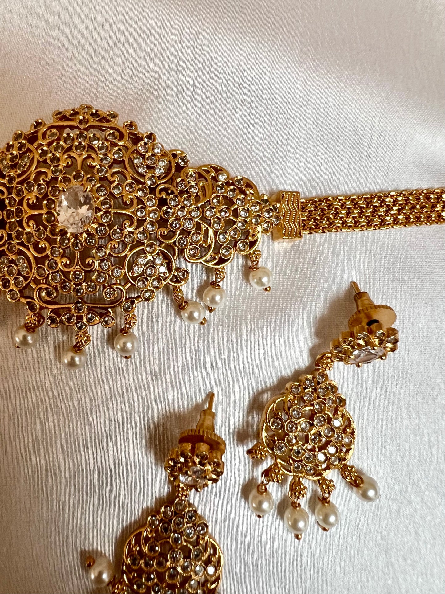 BANUVI - White stoned golden choker with flat earrings N3182