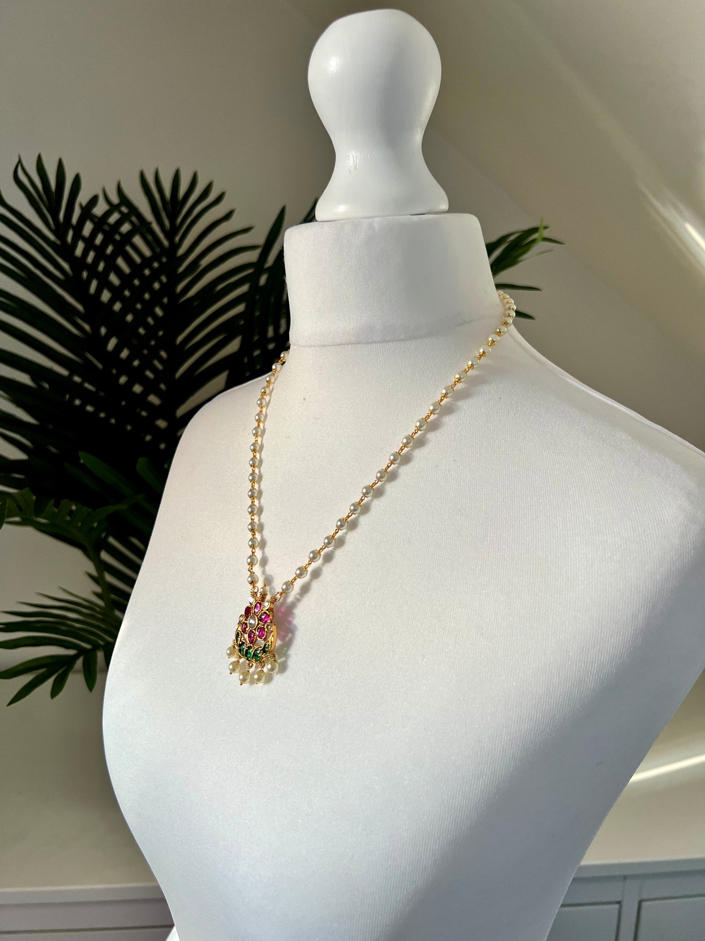 ALIYA - Simple short necklace set in rubygreen with matching earrings N3013