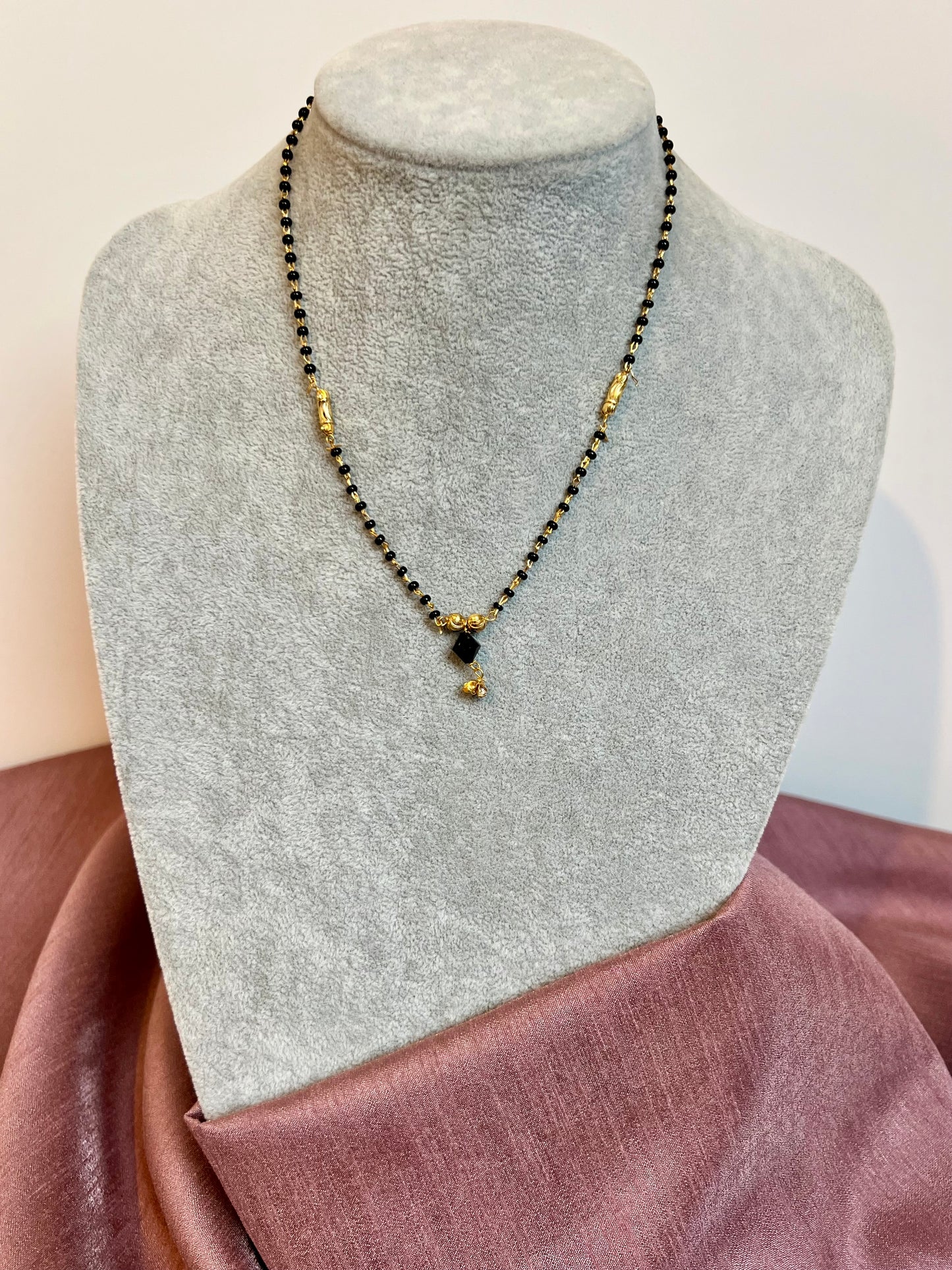 DHARA - Simple black beads and golden ball short chain N3223