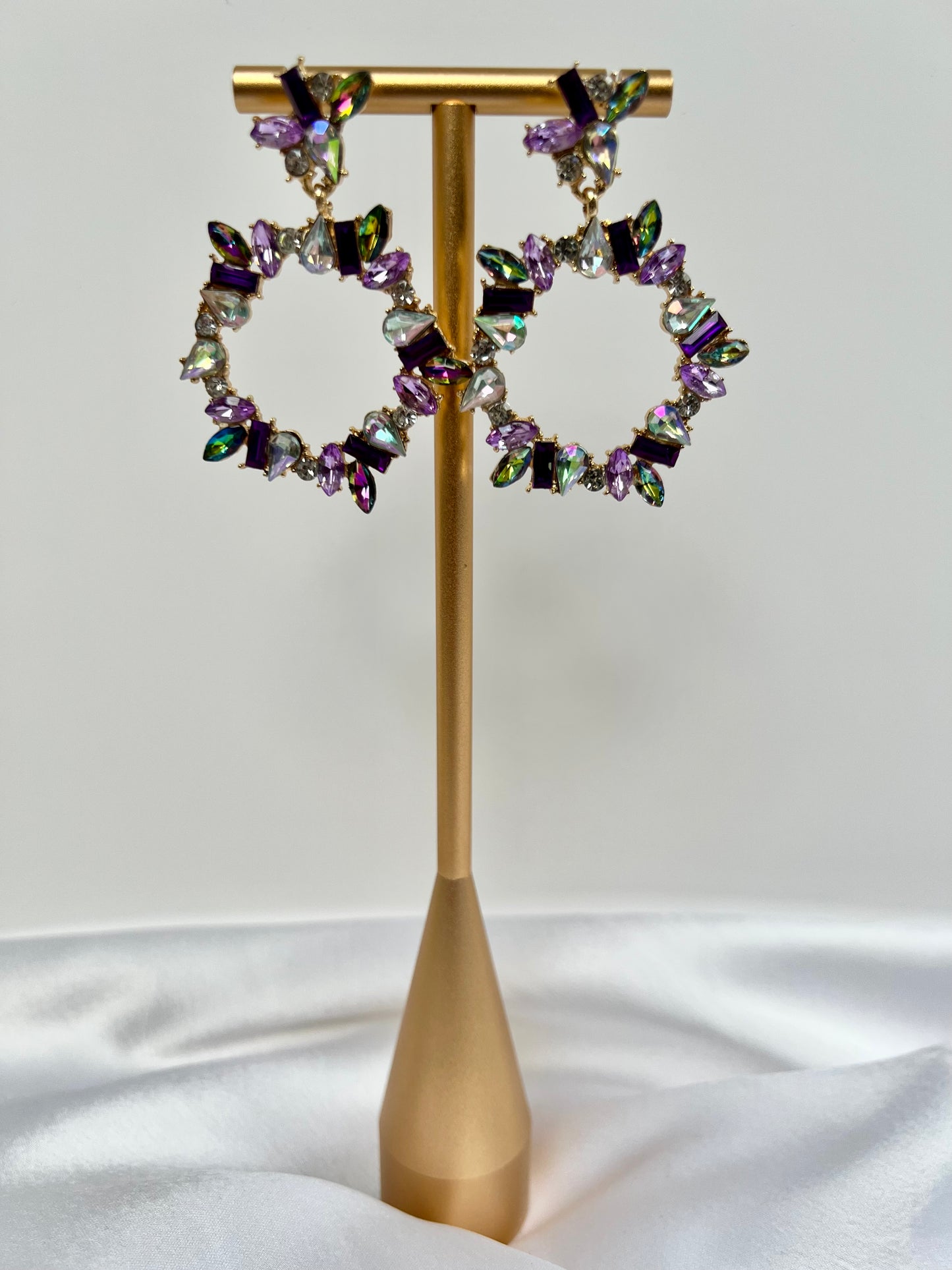 Long multicoloured stoned gold based earrings E3083