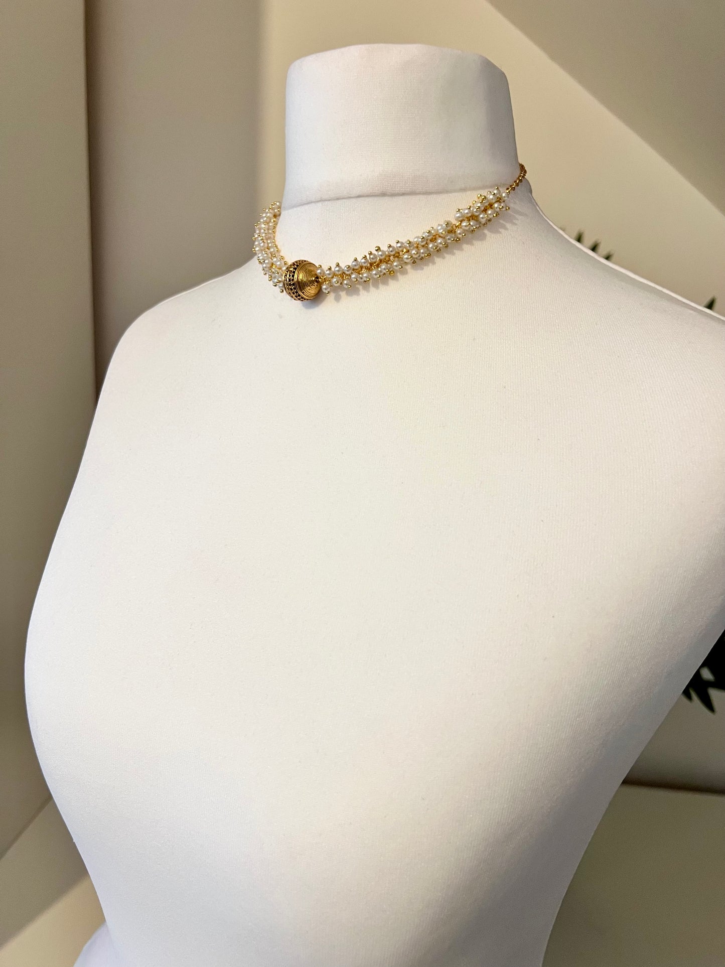 VINOTHA - Small pearl golden choker with small stud earrings N3192