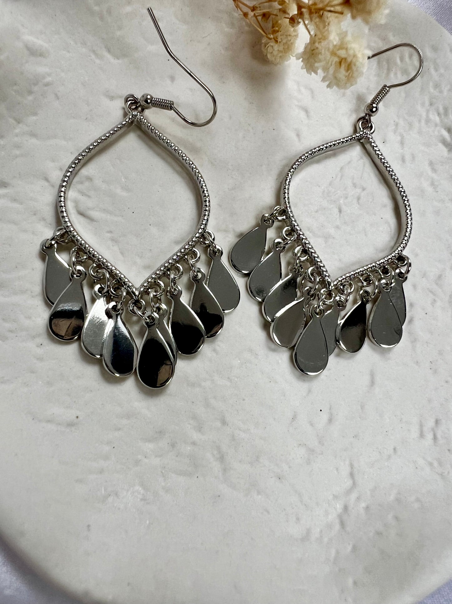 Simple silver dangling earrings E3062