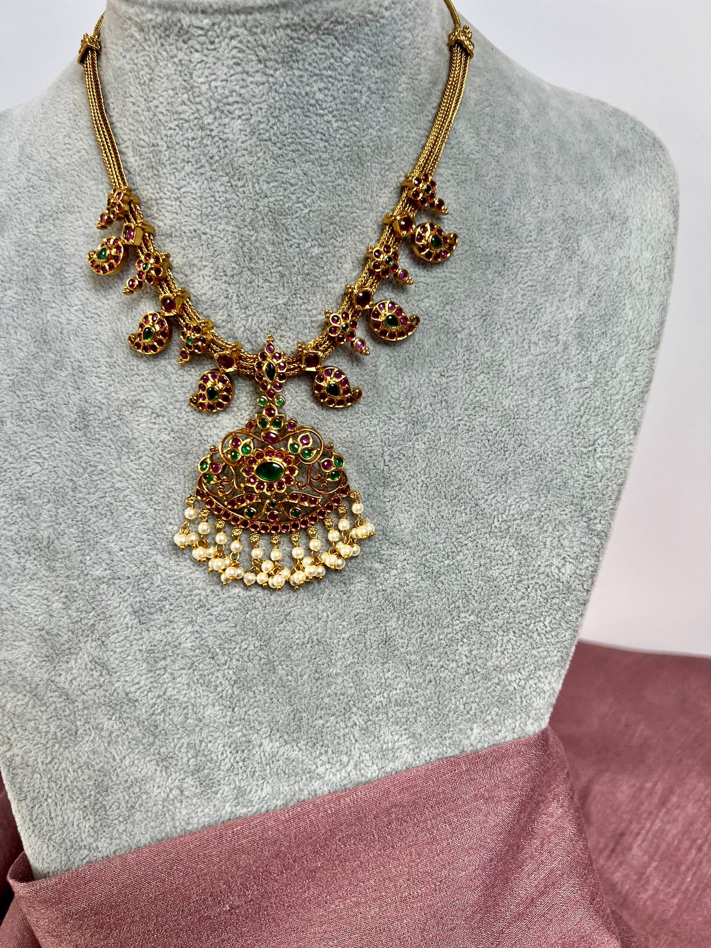MAHA - Antique kemp stone style short necklace with mango motifs in rubygreen with matching earrings N3051