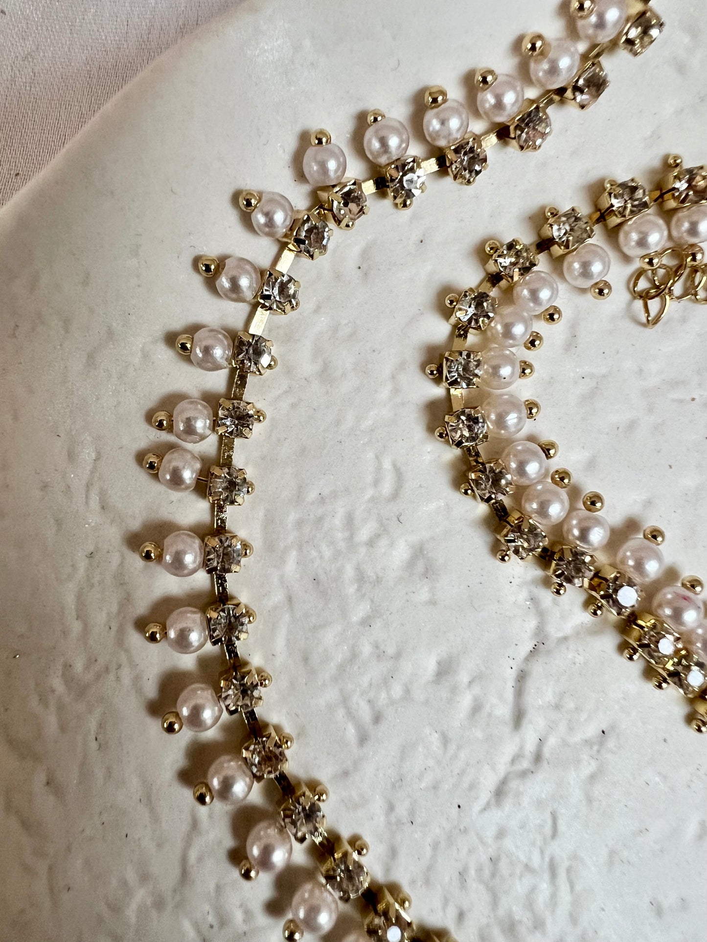 KANMANI - Simple short golden necklace with pearls N3210