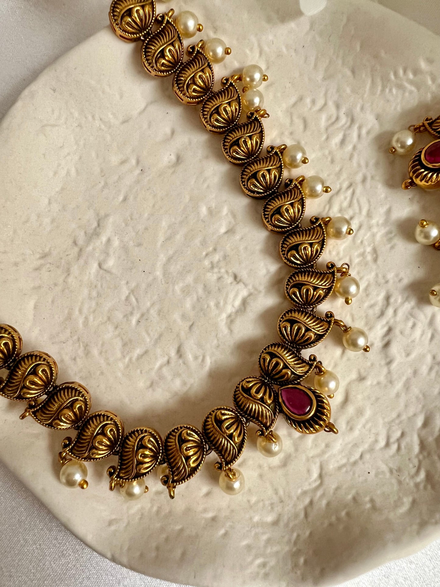 SABI - Antique moti mango shell ruby gold plated short necklace with small earrings N3044