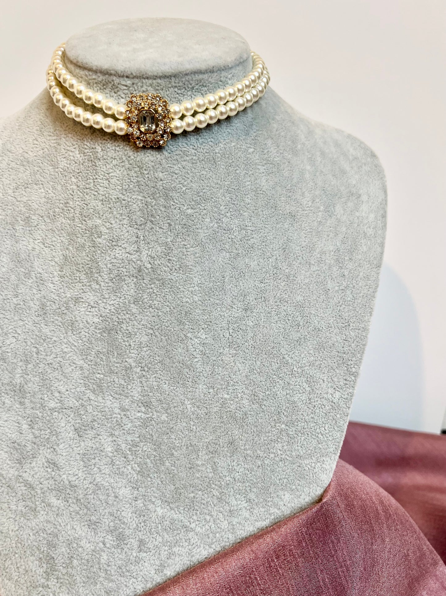 LALISA - short choker pearl necklace with white stones N3216