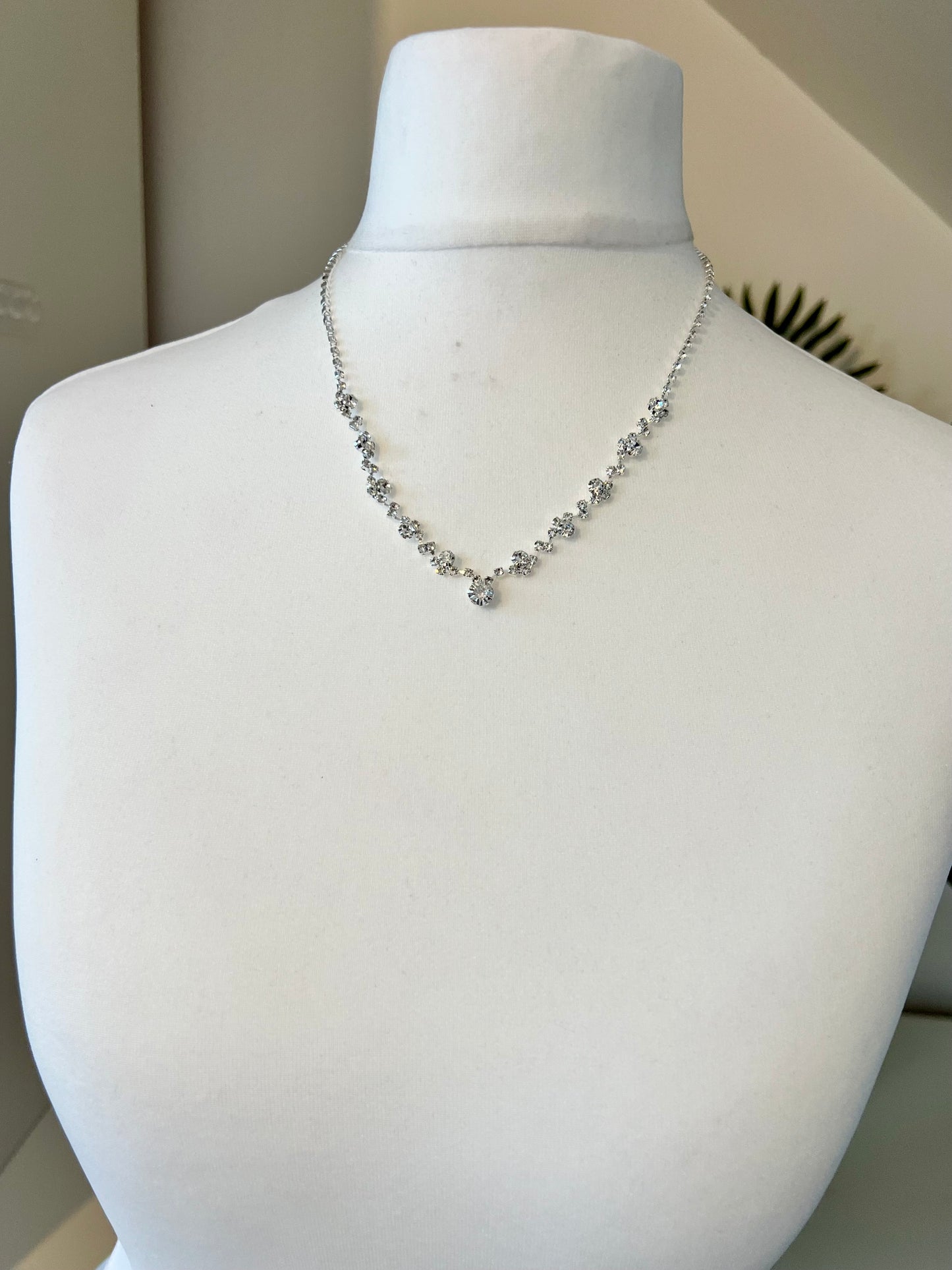 ANANYA - Simple short silver sparkly necklace N3227