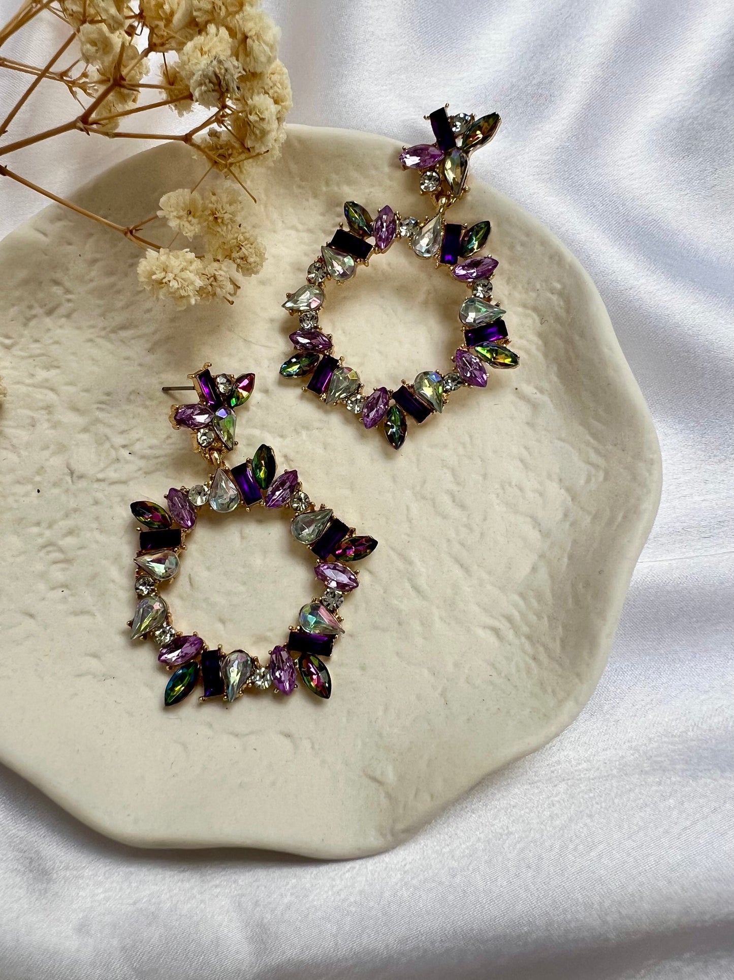 Long multicoloured stoned gold based earrings E3083