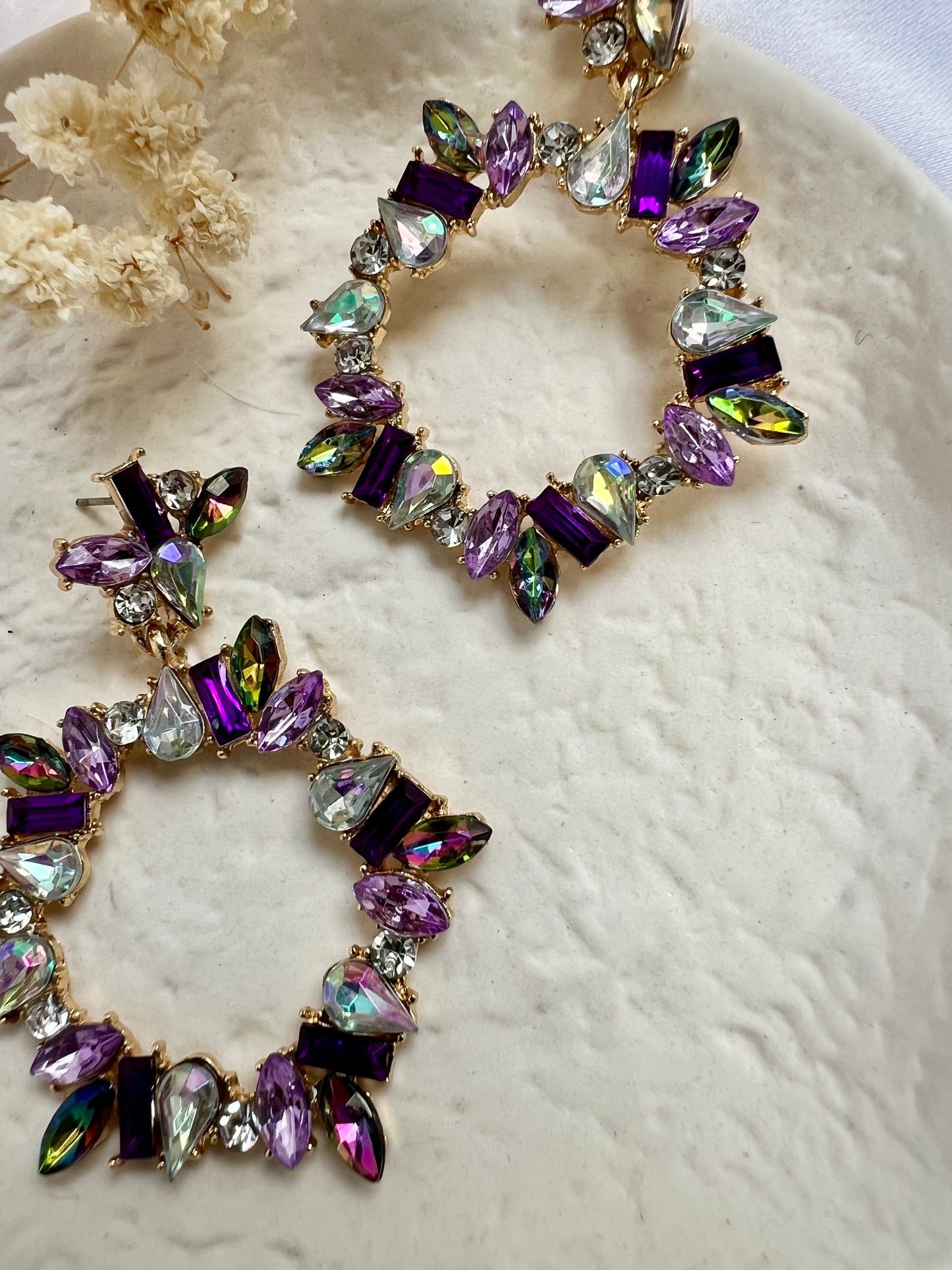 Long multicoloured stoned gold based earrings E3083