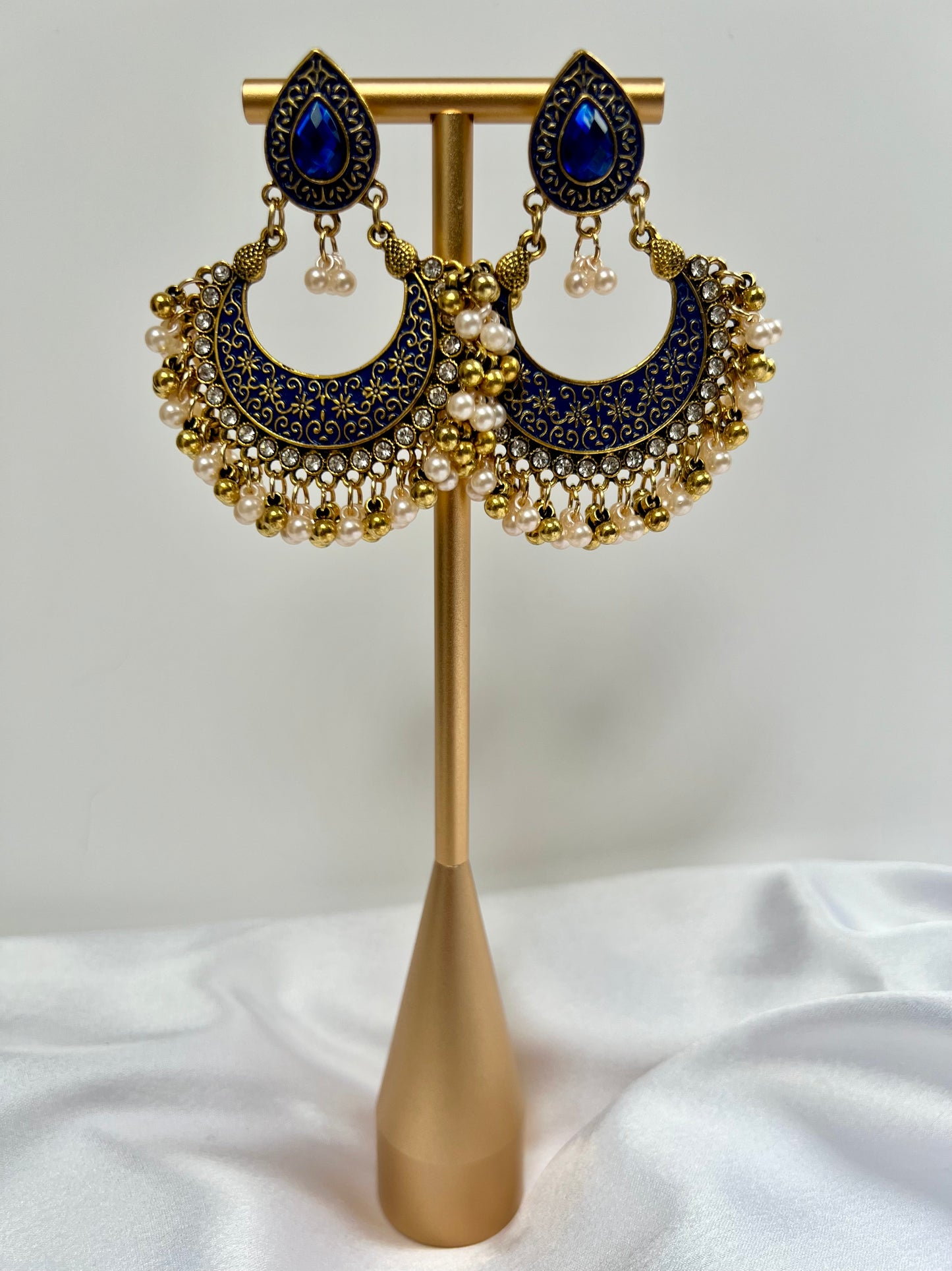 Flat lage round blue painted white stoned pearl earrings E3071