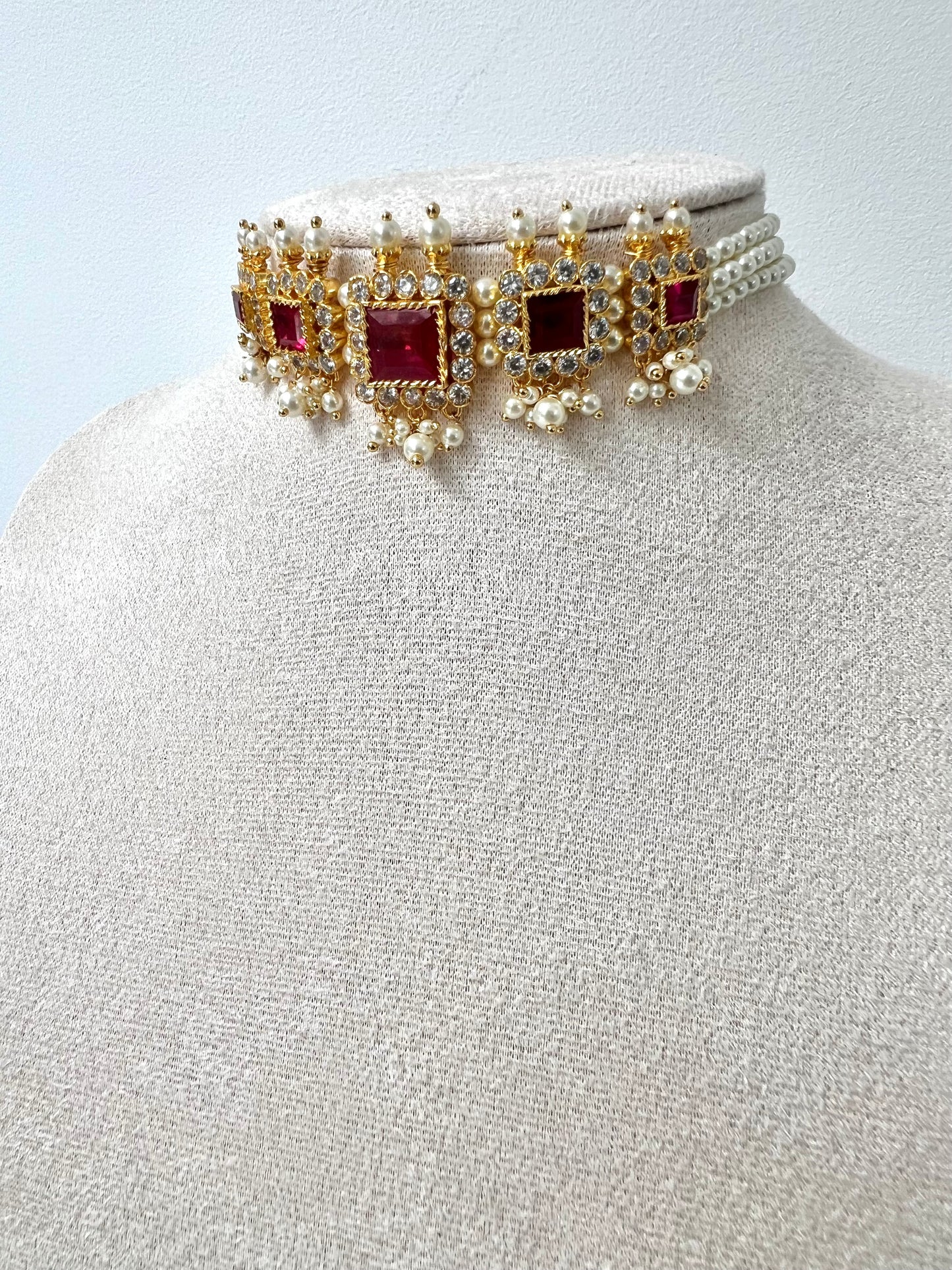 PARVATI - Pearl choker in ruby and white with matching earrings N3305