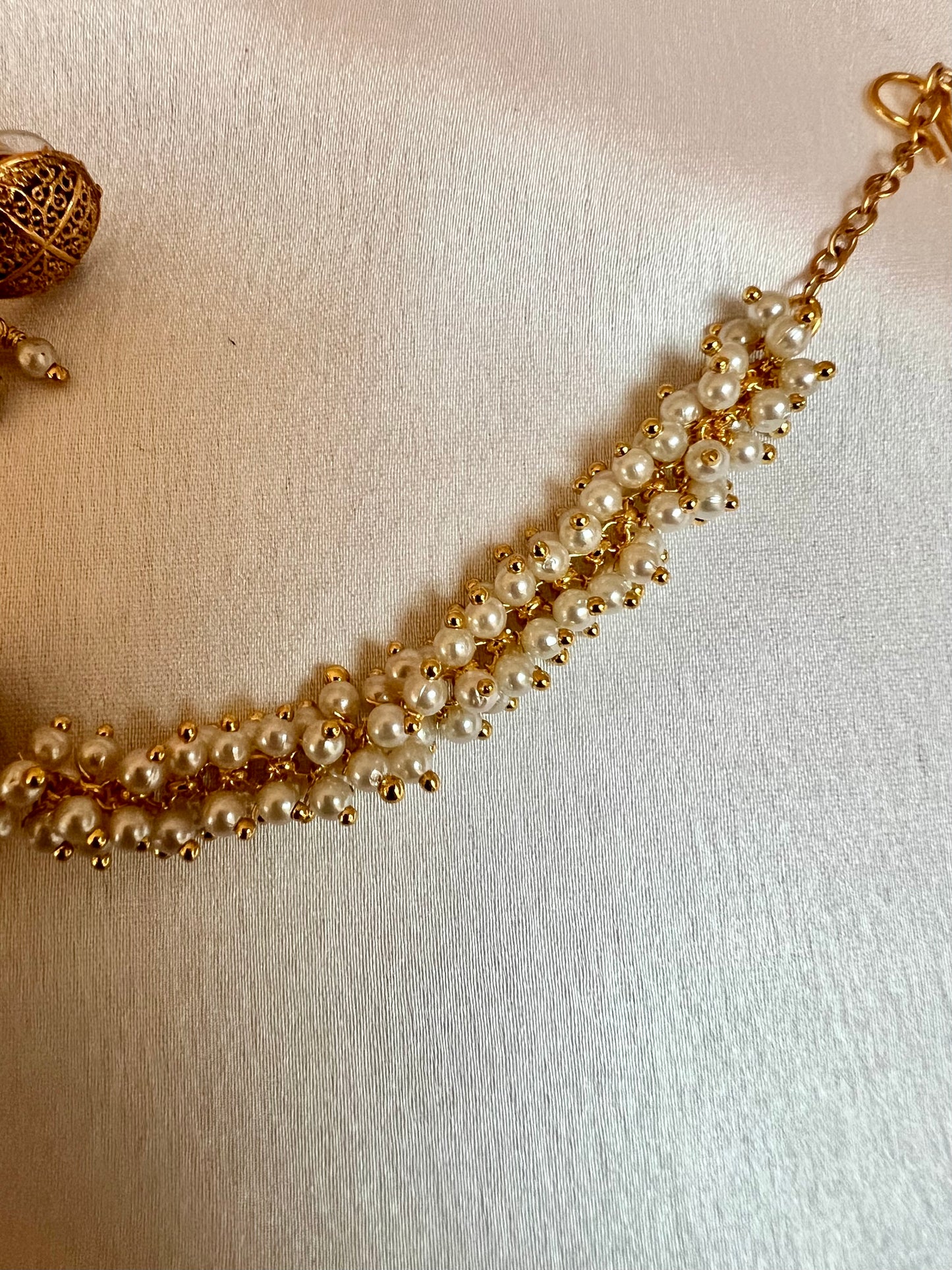 VINOTHA - Small pearl golden choker with small stud earrings N3192