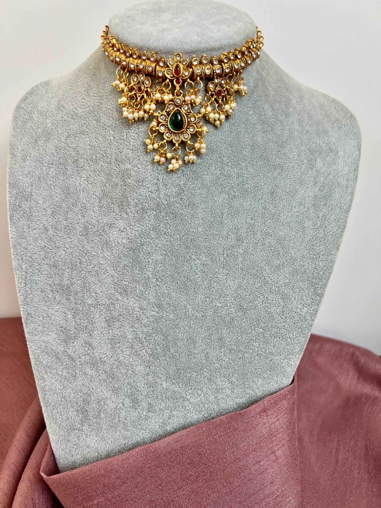 ARUVI - Guttapusalu small choker necklace in rubygreen stones with matching earrings N3081