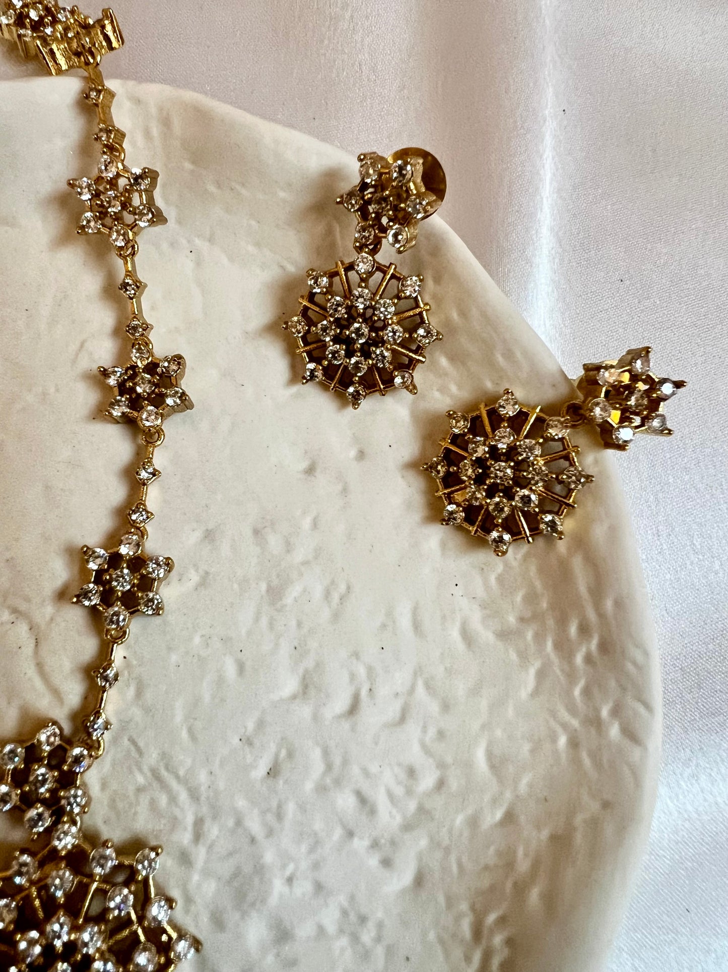 SANSA - Simple gold white stoned necklace with earrings N3246