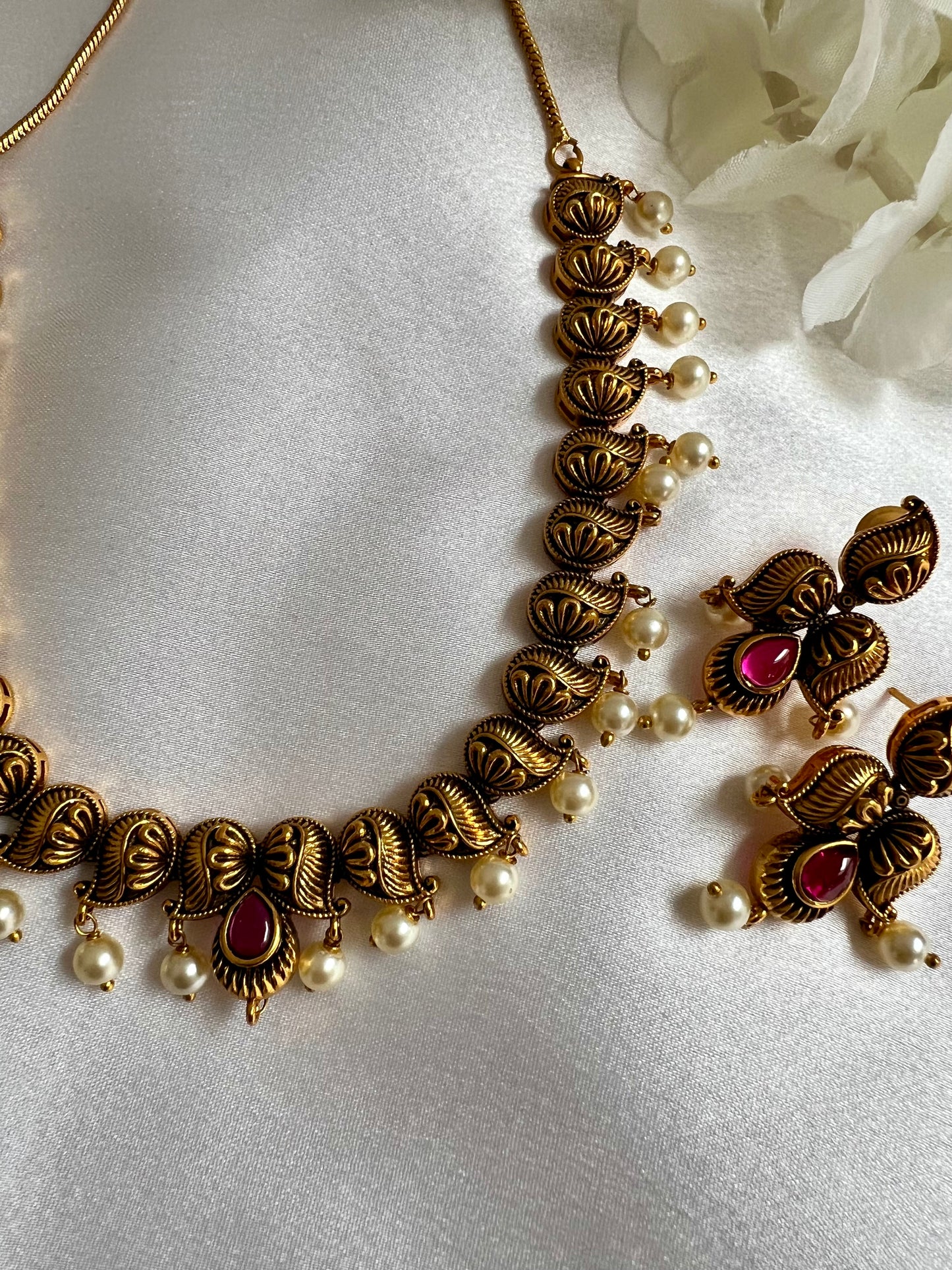 SABI - Antique moti mango shell ruby gold plated short necklace with small earrings N3044