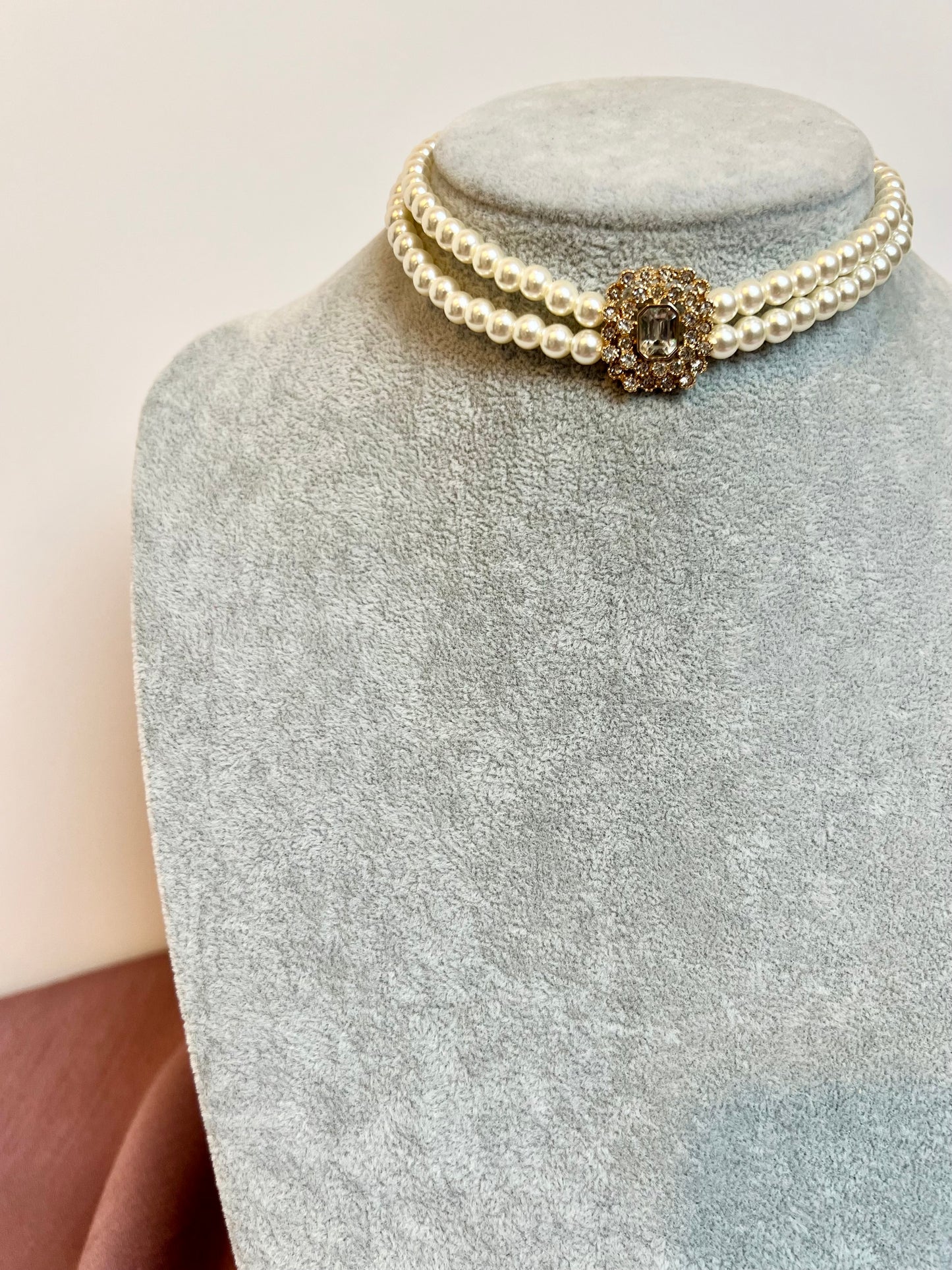 LALISA - short choker pearl necklace with white stones N3216