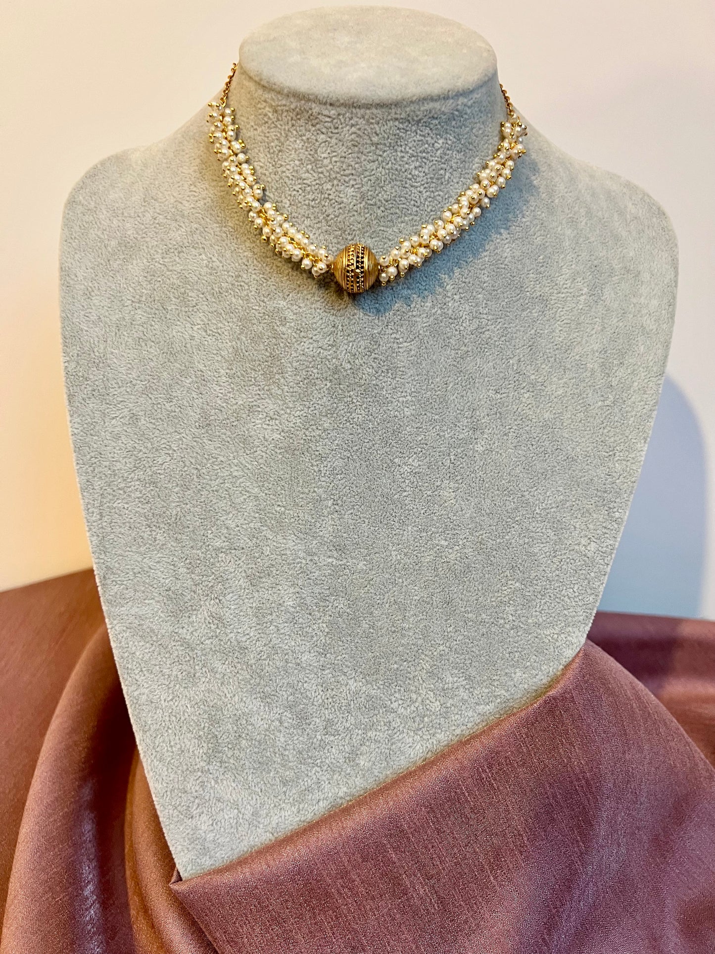 VINOTHA - Small pearl golden choker with small stud earrings N3192