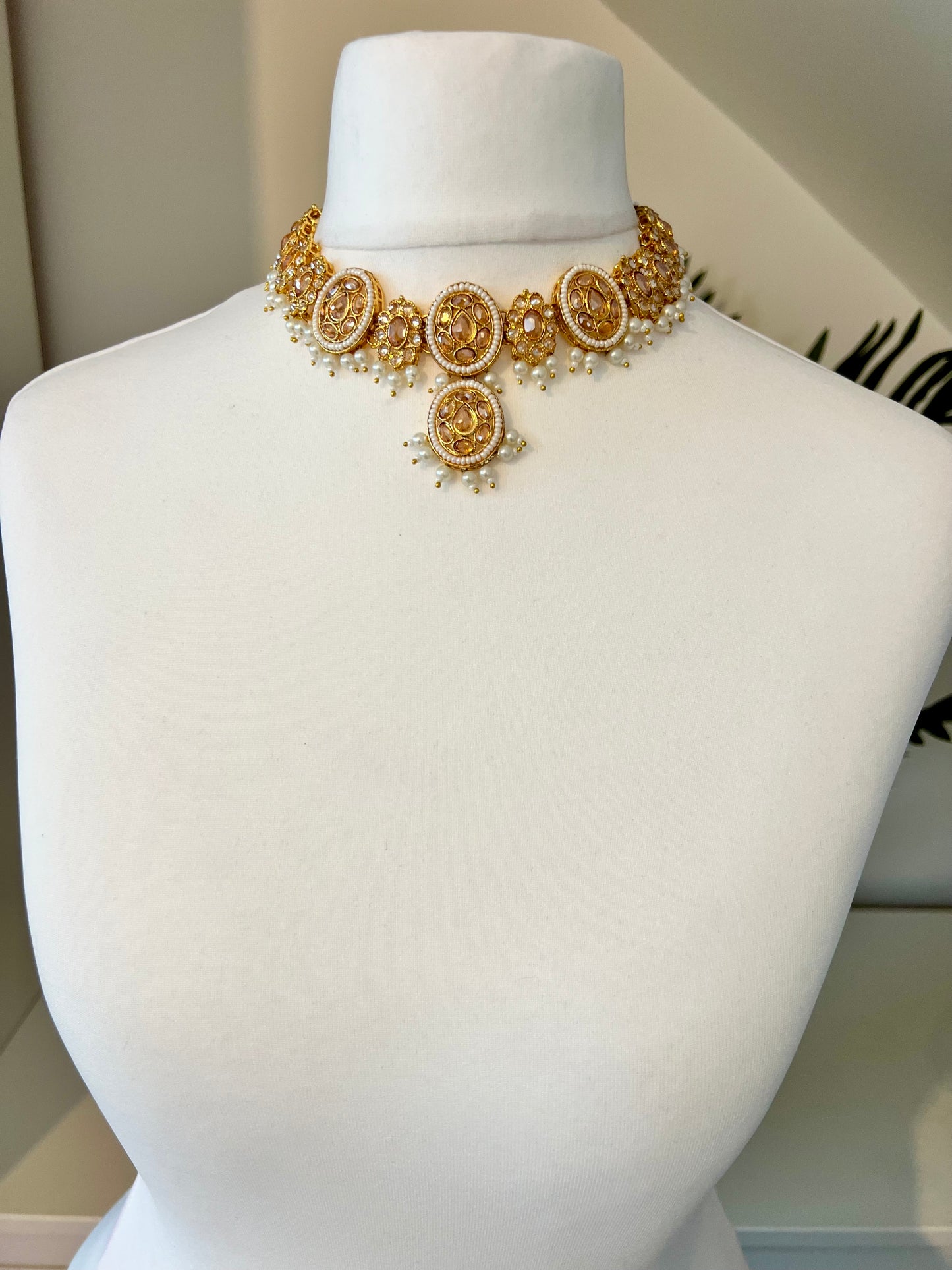 KISHENTHI - Short golden pearl necklace with matching earrings N3204