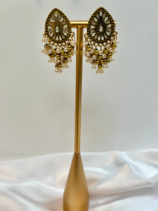 Golden flat painted earrings in white with pearls E3045