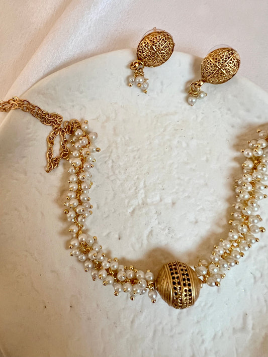 VINOTHA - Small pearl golden choker with small stud earrings N3192