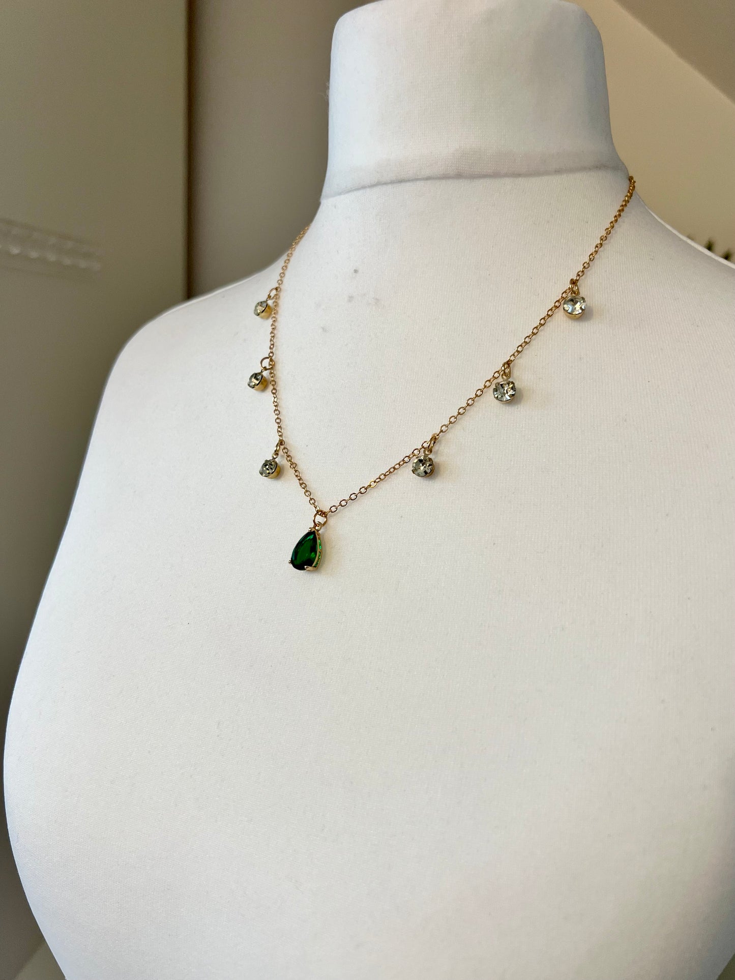 AVANI - simple gold chain with dangling stones in white and green N3225