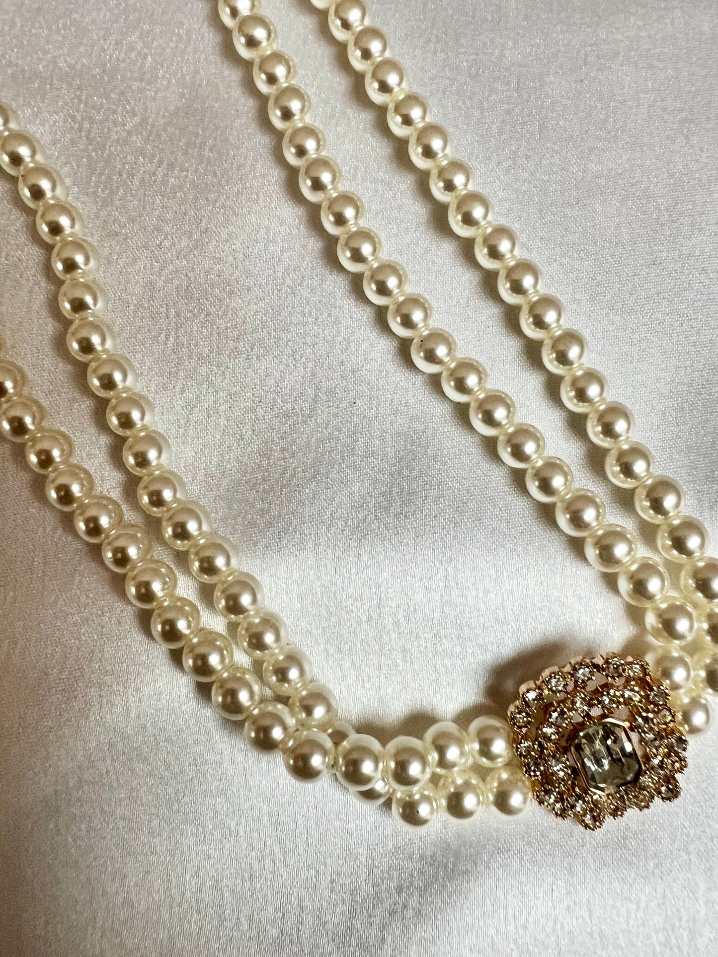 LALISA - short choker pearl necklace with white stones N3216